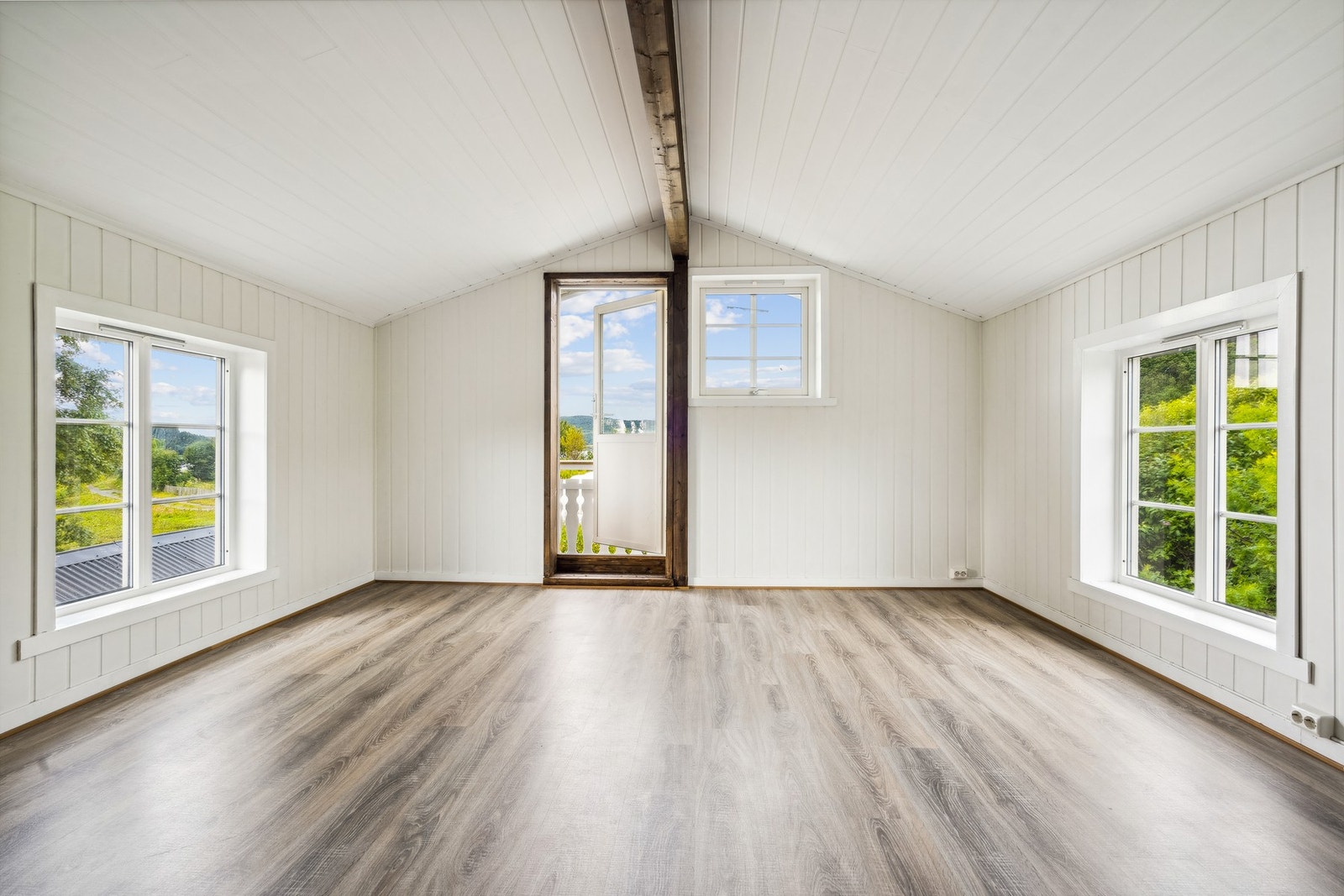 Det er godt med boltreplass, her som mastersoverom eller ekstra stue. Galleribilde