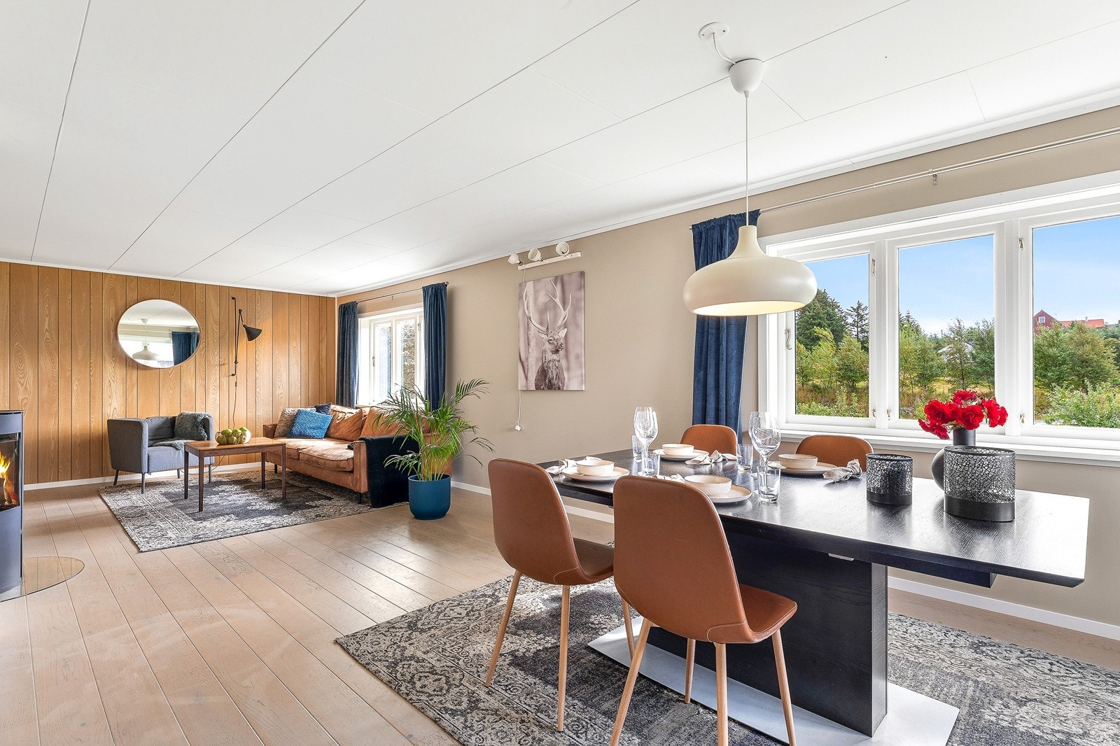 Romslig og stor stue med store vindusoverflater som gir godt med lysinnslipp. Galleribilde