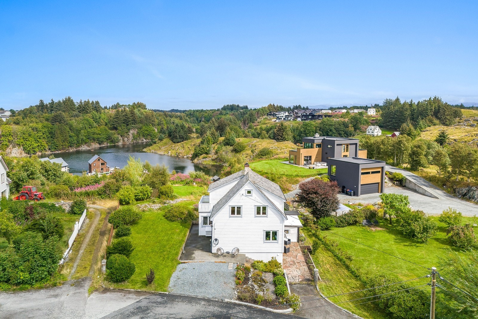 På eiendommen er det flere flotte uteområder, slik at man kan flytte seg rundt etter vær og vind. Galleribilde