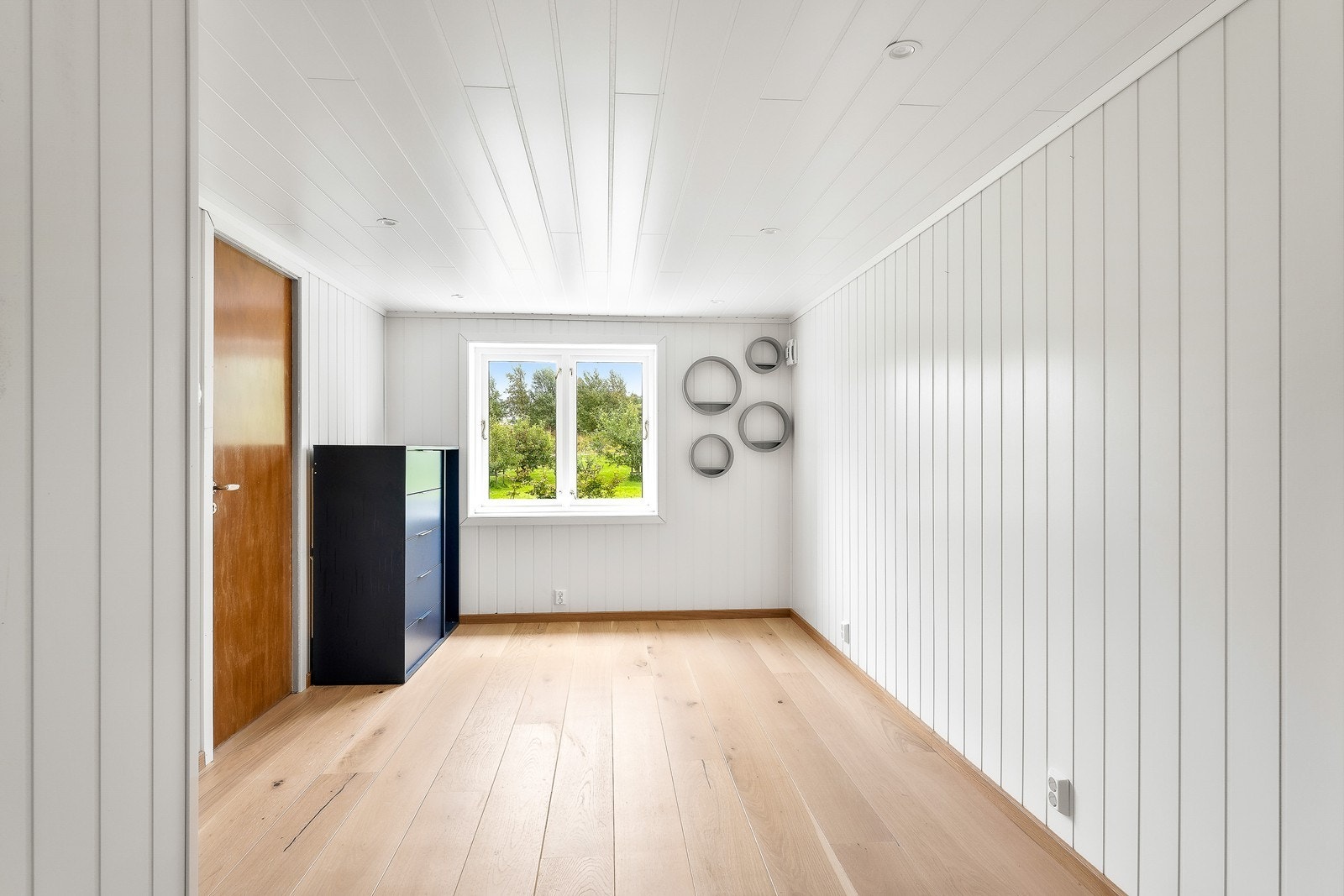 I kjelleren er det en praktisk kjellerstue for familien og boder for oppbevaring. Galleribilde