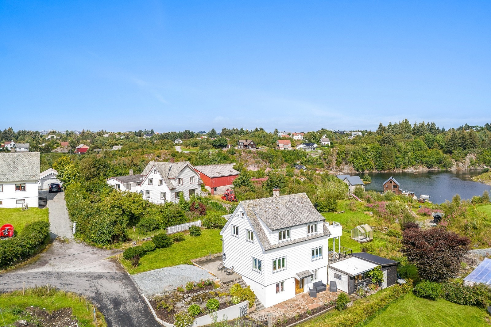 Det er ca. 5 km fra eiendommen inn til kommunesenteret Bremnes. Det er kort kjørevei til skoler, barnehager, dagligvarebutikk og en rekke fasiliteter og servicetilbud. Galleribilde