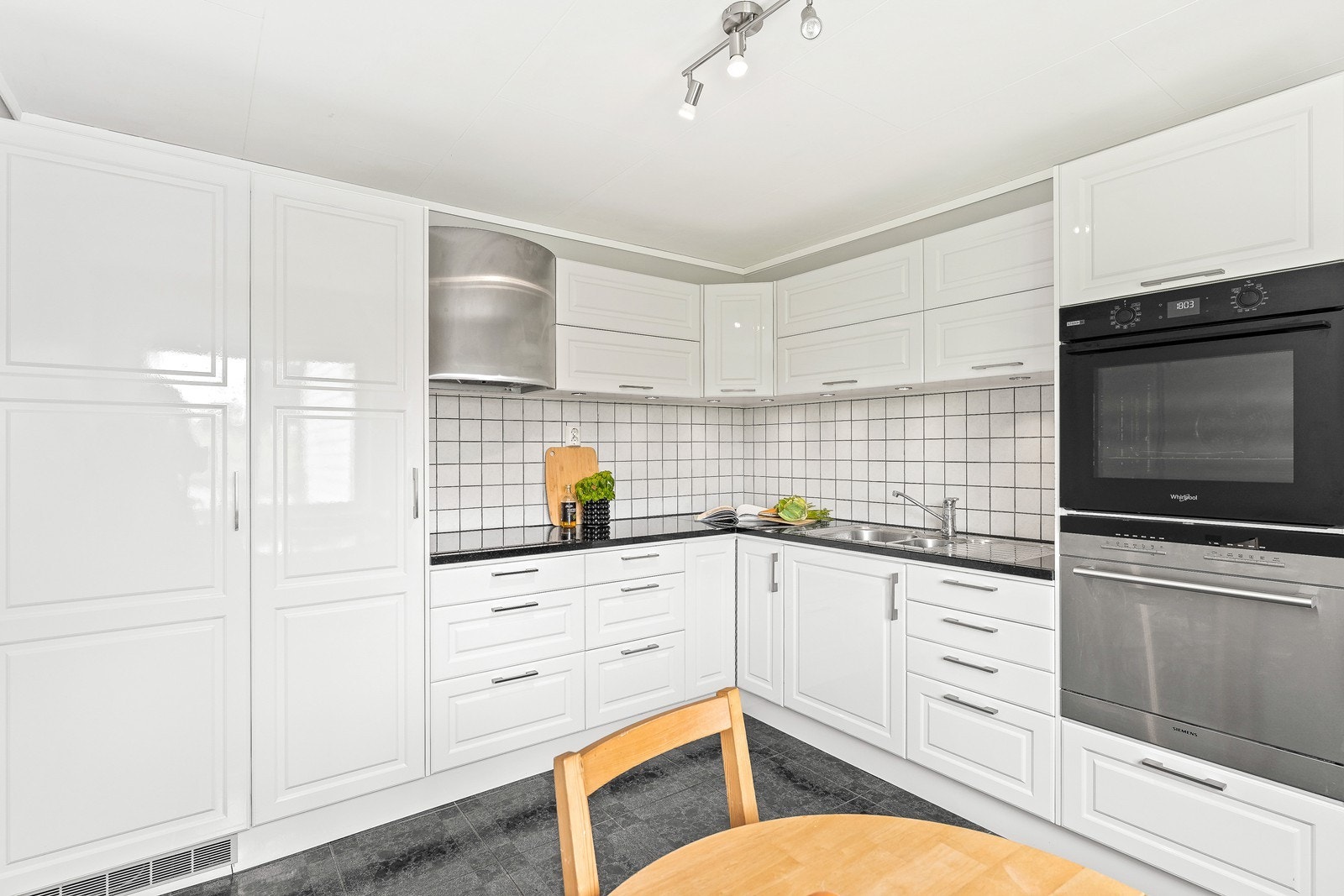 Integrerte hvitevarer. Her er det godt med skap -og benkeplass. Galleribilde