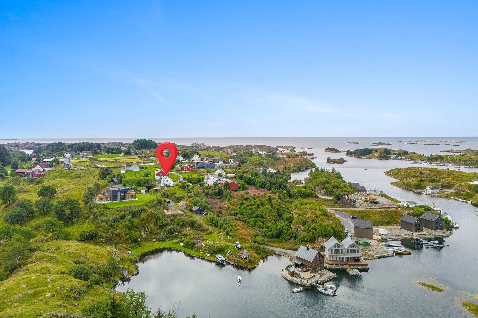Eiendommen ligger i kort gangavstand til sjø og ellers flott natur. Galleribilde