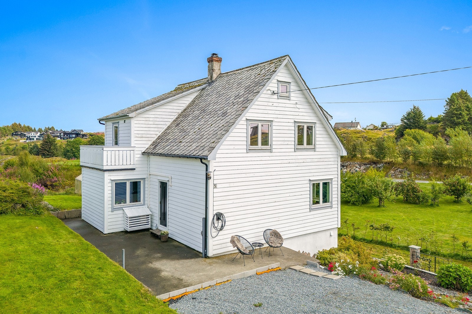 Tomten er pent opparbeidet med grus og hageområde med bed og prydbusker. Nåværende eier har montert EL-bil lader. Galleribilde