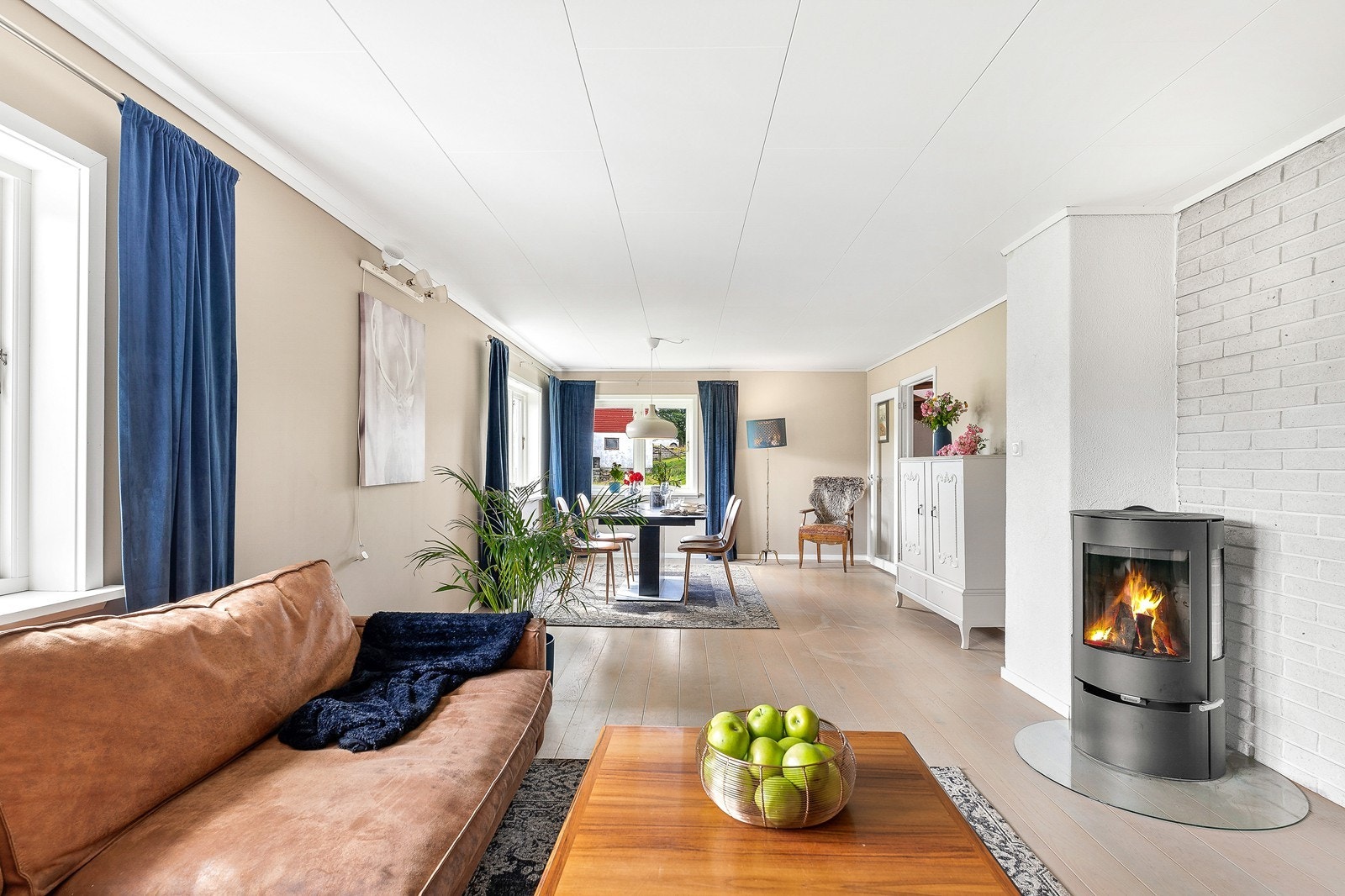 Vedovn for kalde dager. Det er også ovn i kjeller. Galleribilde