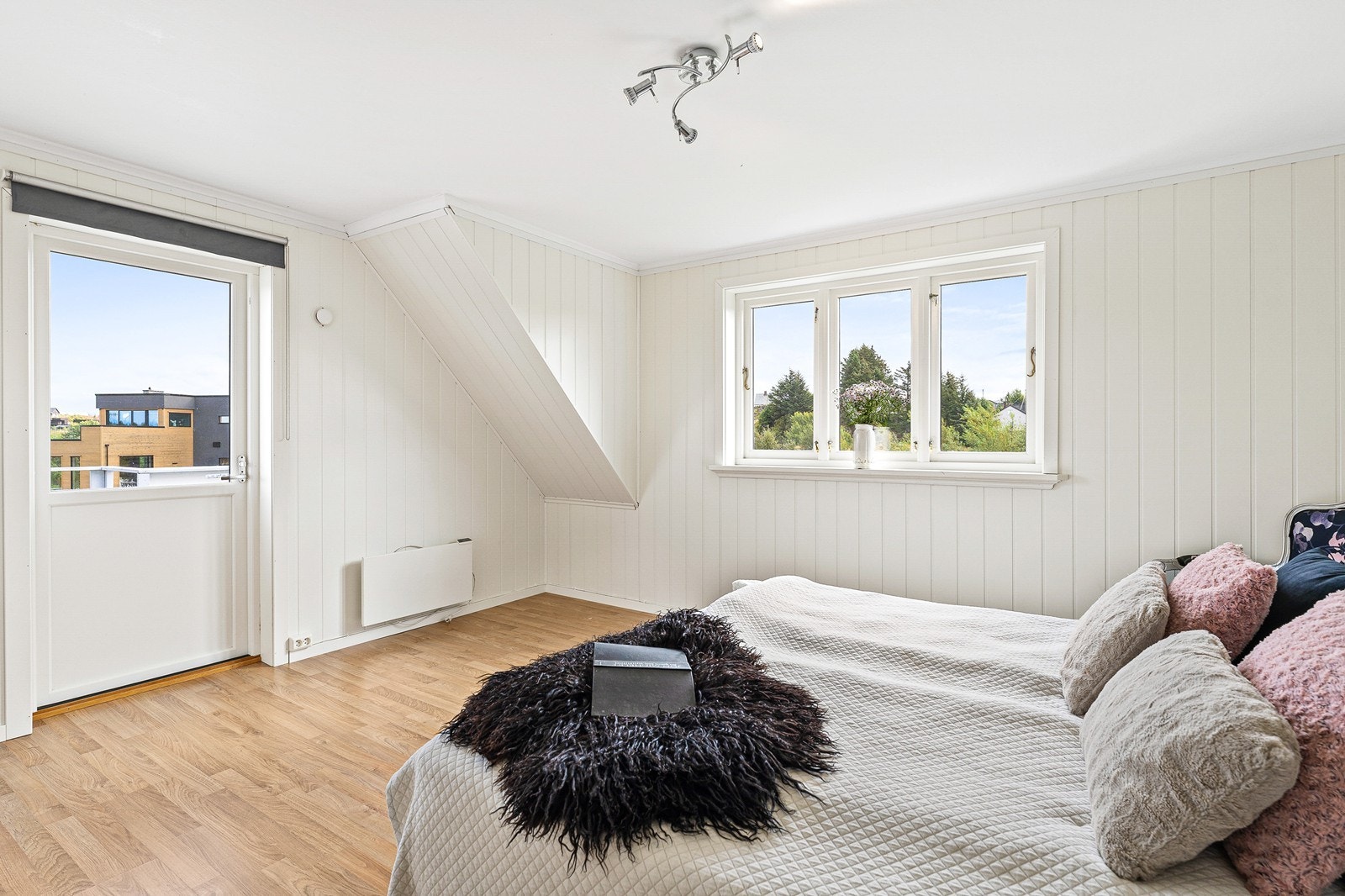 Hovedsoverommet som er av god størrelse. Her er det utgang til balkong. Galleribilde