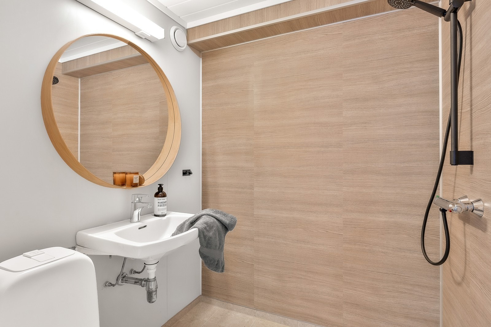 Bad i underetasje som er ferdigstilt av nåværende eier på egeninnsats. Galleribilde