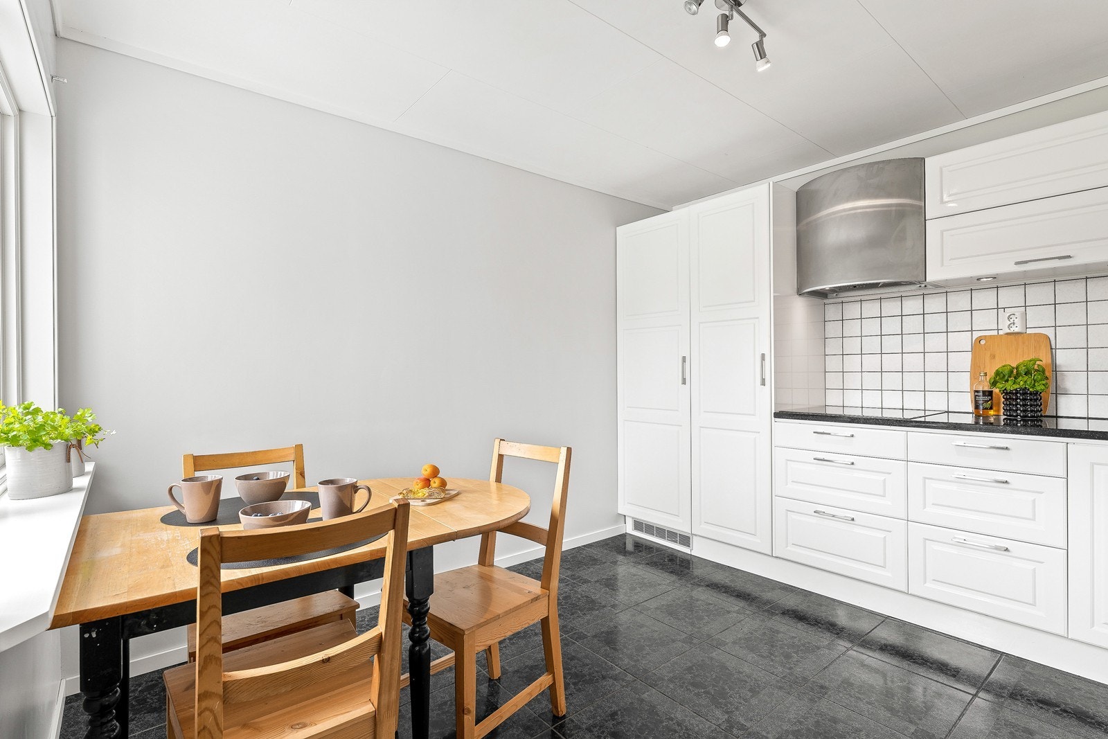 På kjøkkenet er det god plass til spisegruppe for hverdagsmaten. Galleribilde