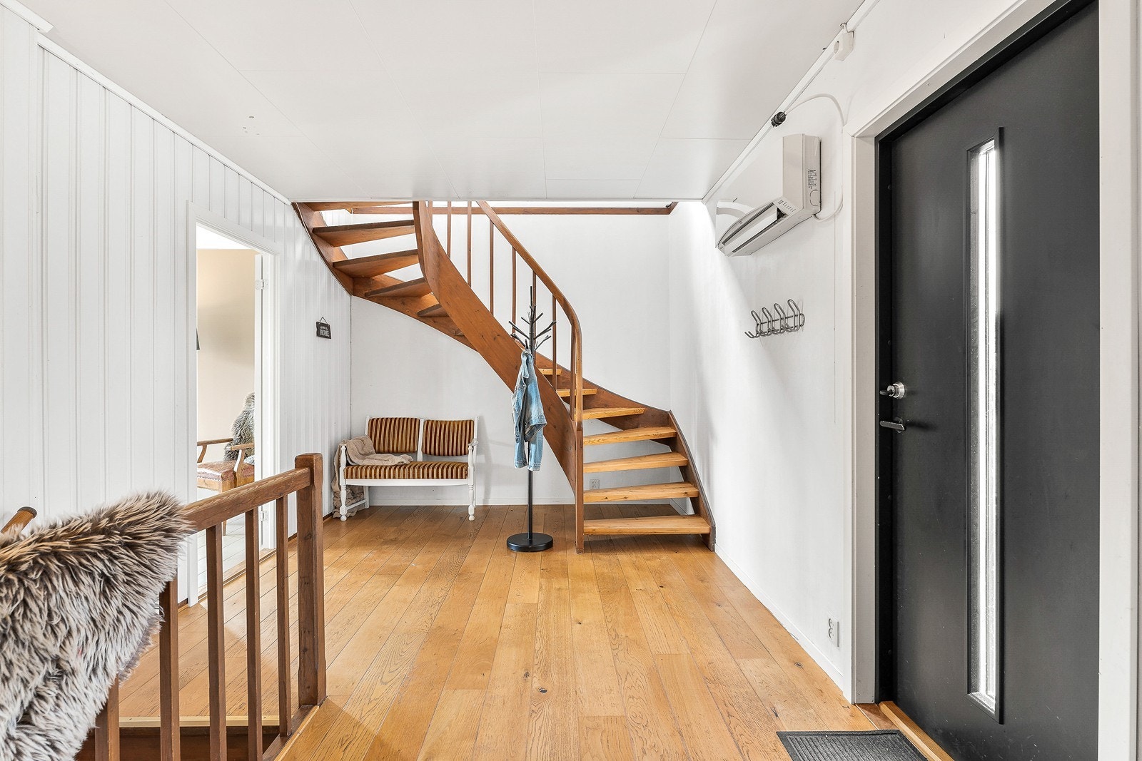 Romslig gang med god plass for ytterligere oppbevaringsmuligheter. Galleribilde