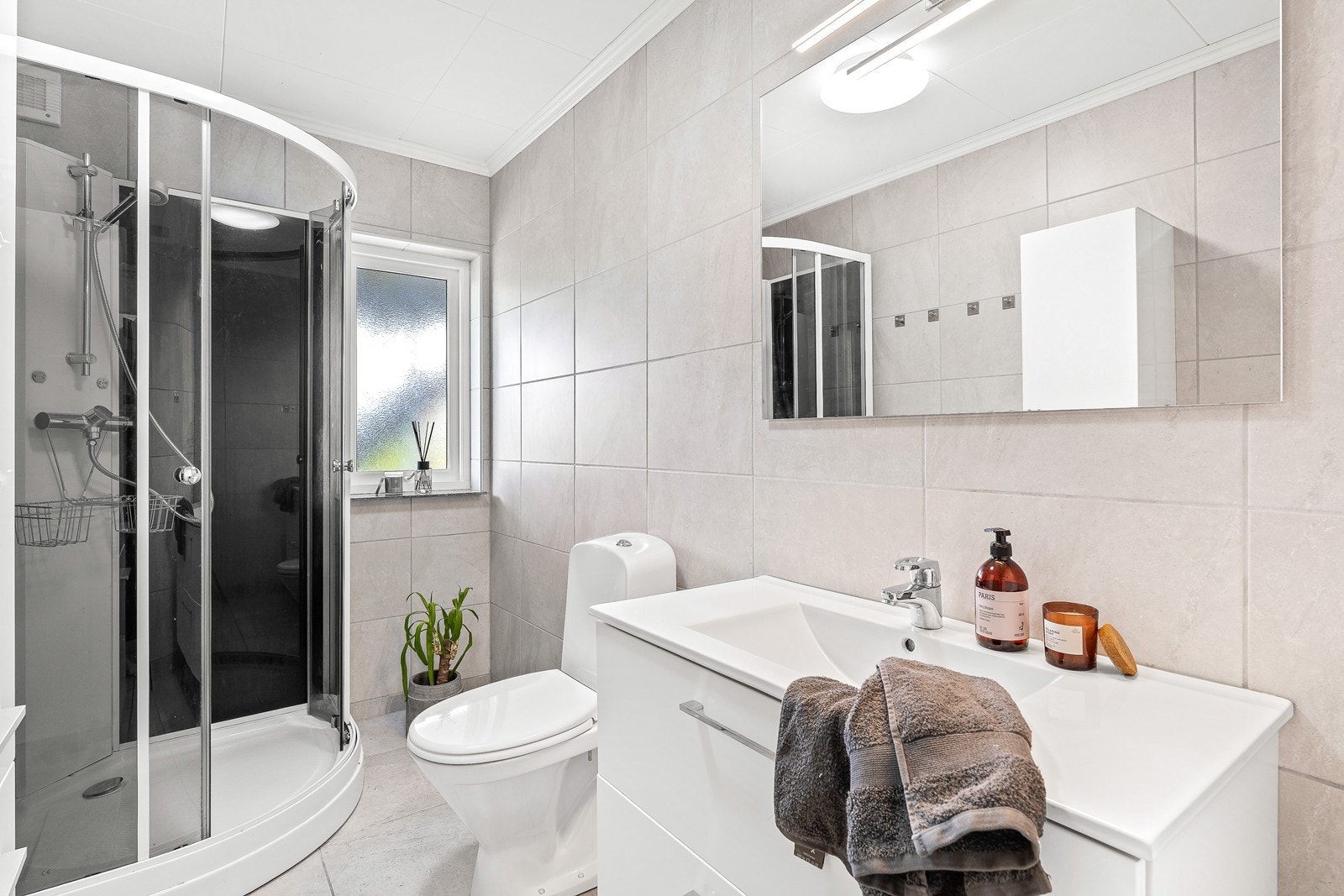 Helfliset og lekkert baderom i 1. etasje. Badet ble modernisert av tidligere eier i 2011. Galleribilde