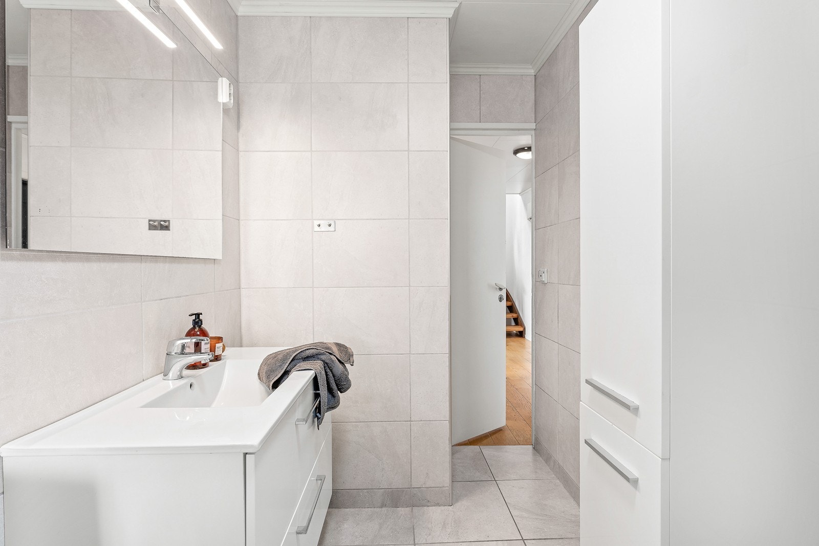 Badet er innredet med dusjkabinett, toalett og baderomsinnredning med vask. Galleribilde