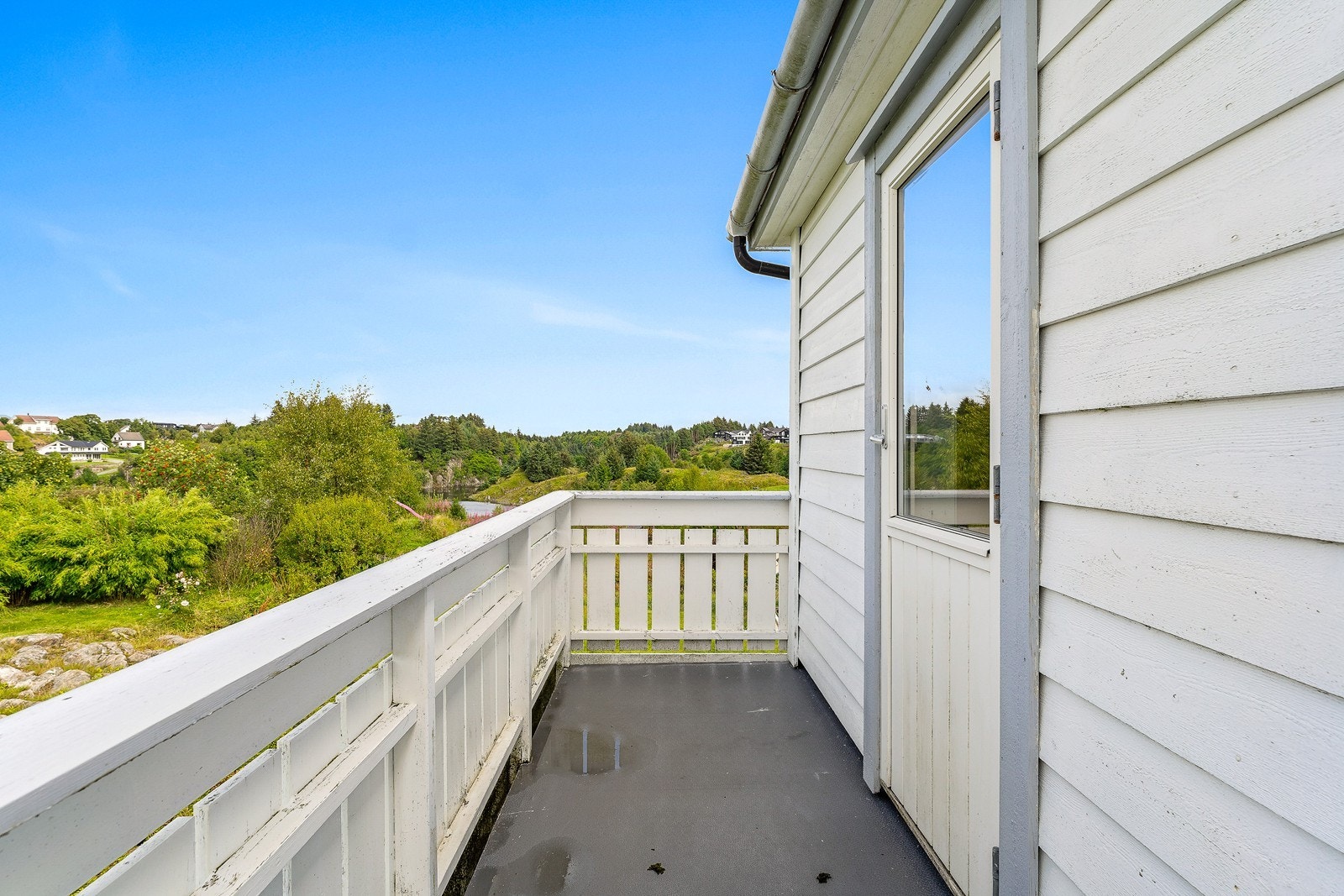 Balkong med utsikt over nærområdet. Galleribilde