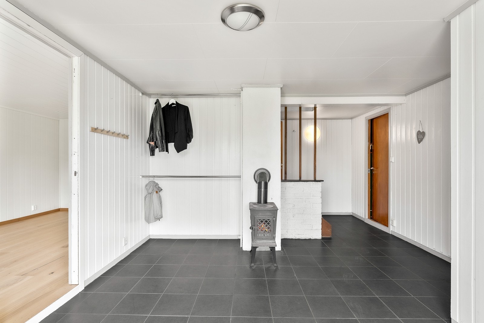 Gang med god plass for oppbevaring av yttertøy. Galleribilde