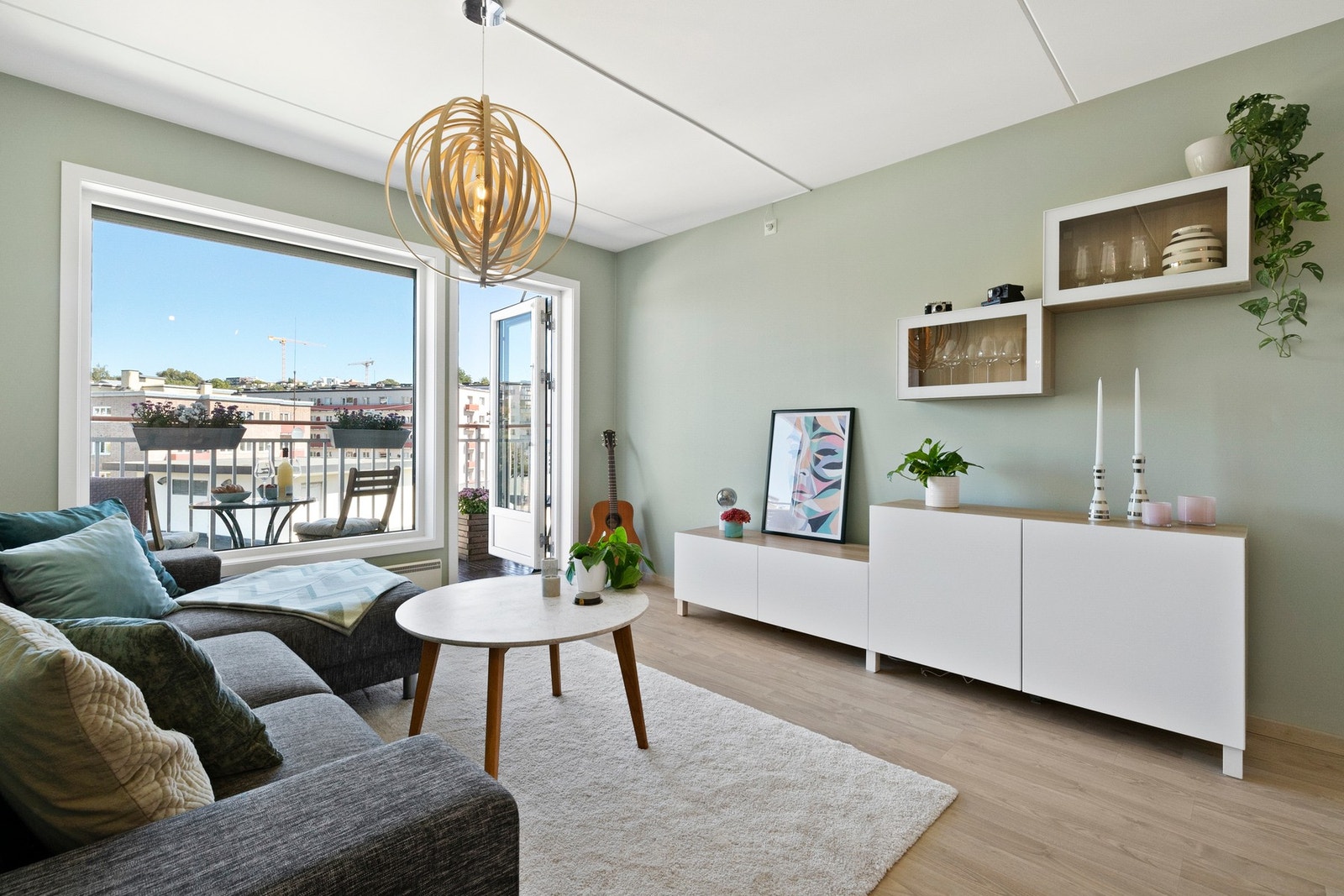 Vegger ble malt i 2022 i en stilren fargepalett. Nytt lyst og pent gulv ble lagt i 2022. Galleribilde