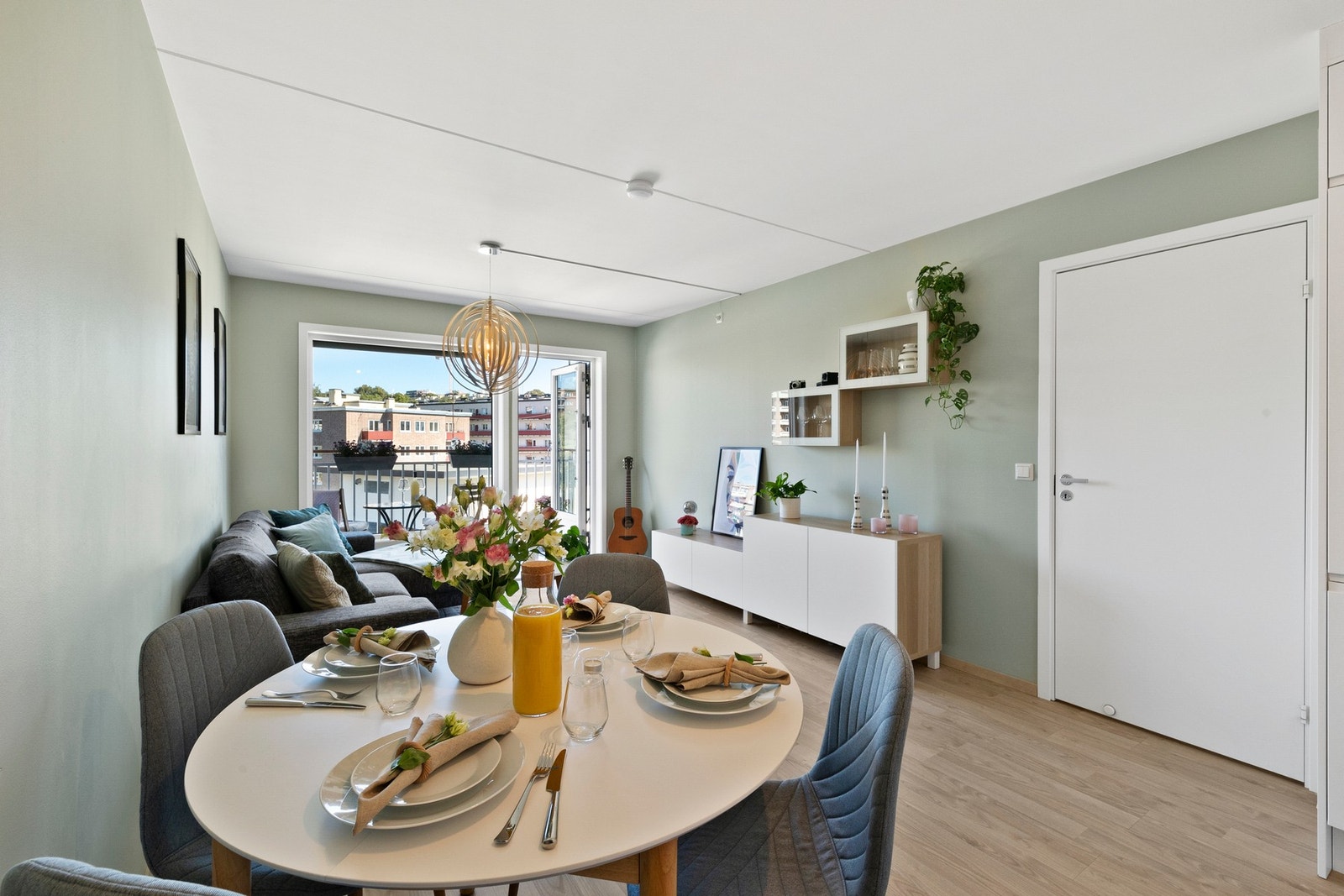 Store vindusflater slipper inn rikelig med naturlig lys! Galleribilde