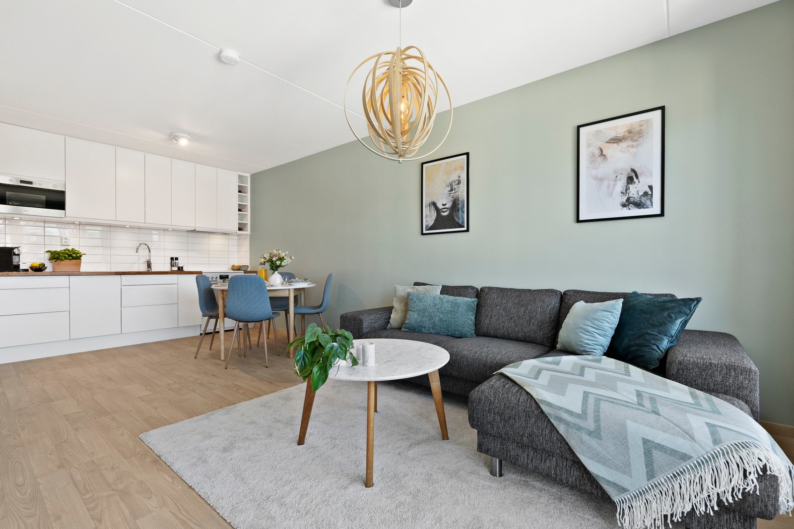 Her har du god plass til sofa- og spisegruppe, uten at det går på bekostning av den gode romfølelsen. Galleribilde