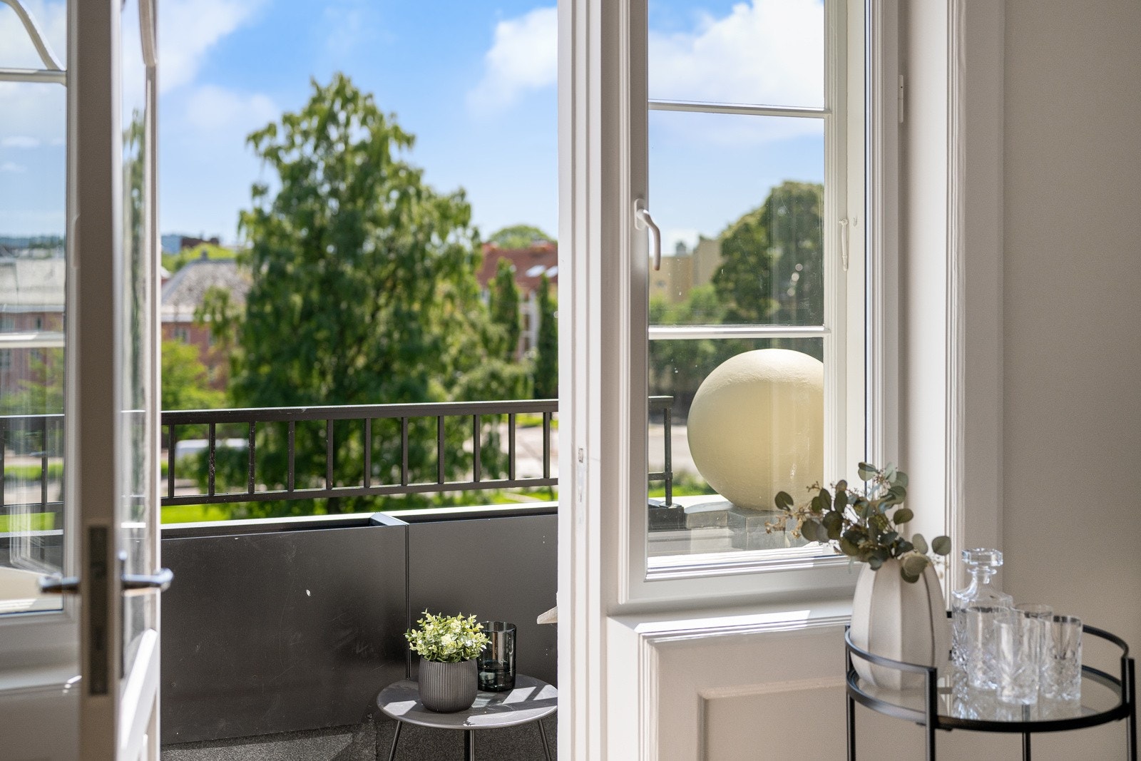 Fritt utsyn fra leiligheten. Balkonen vender mot sydøst Galleribilde