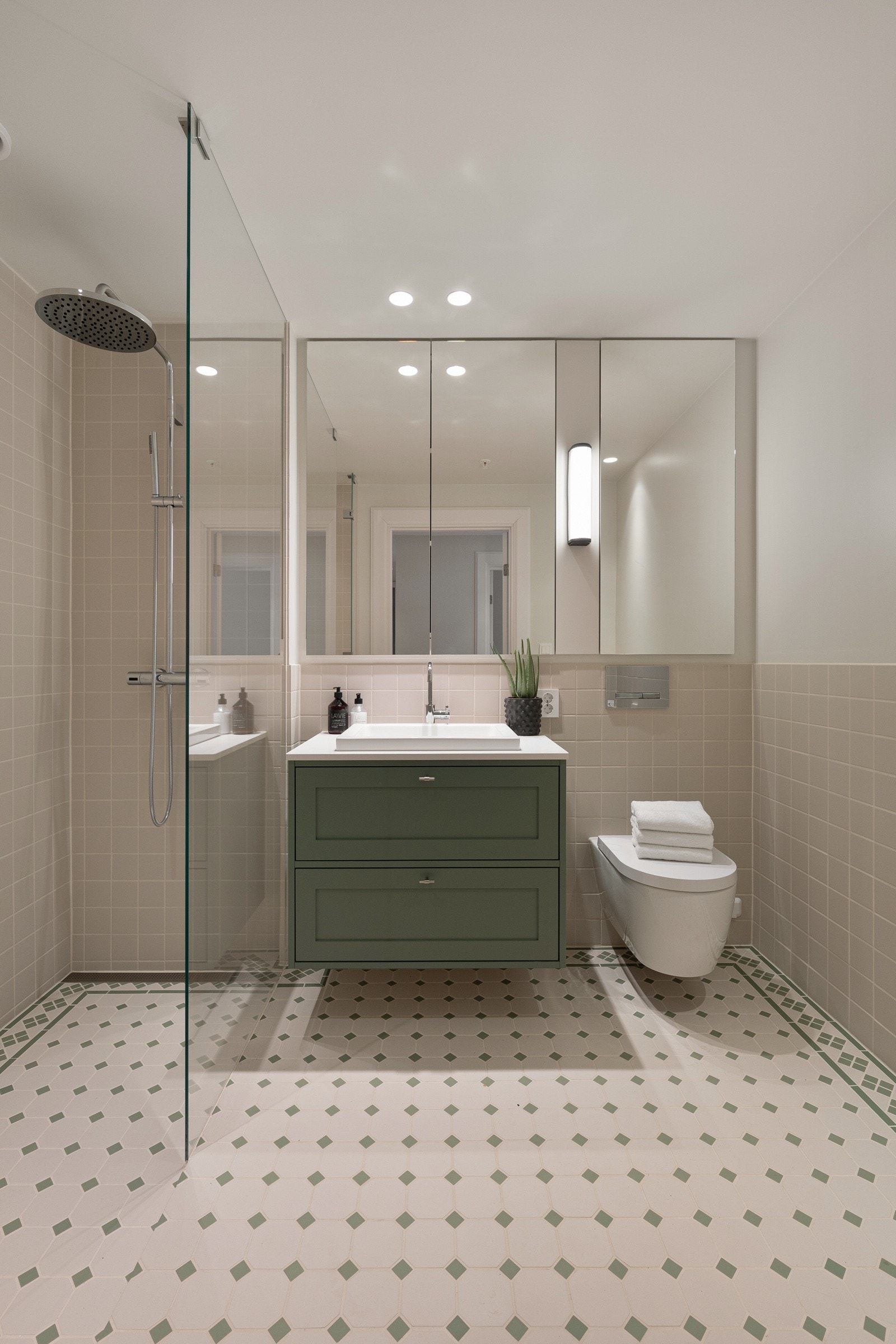 Delikat dusjbad/wc med opplegg for vaskemaskin Galleribilde