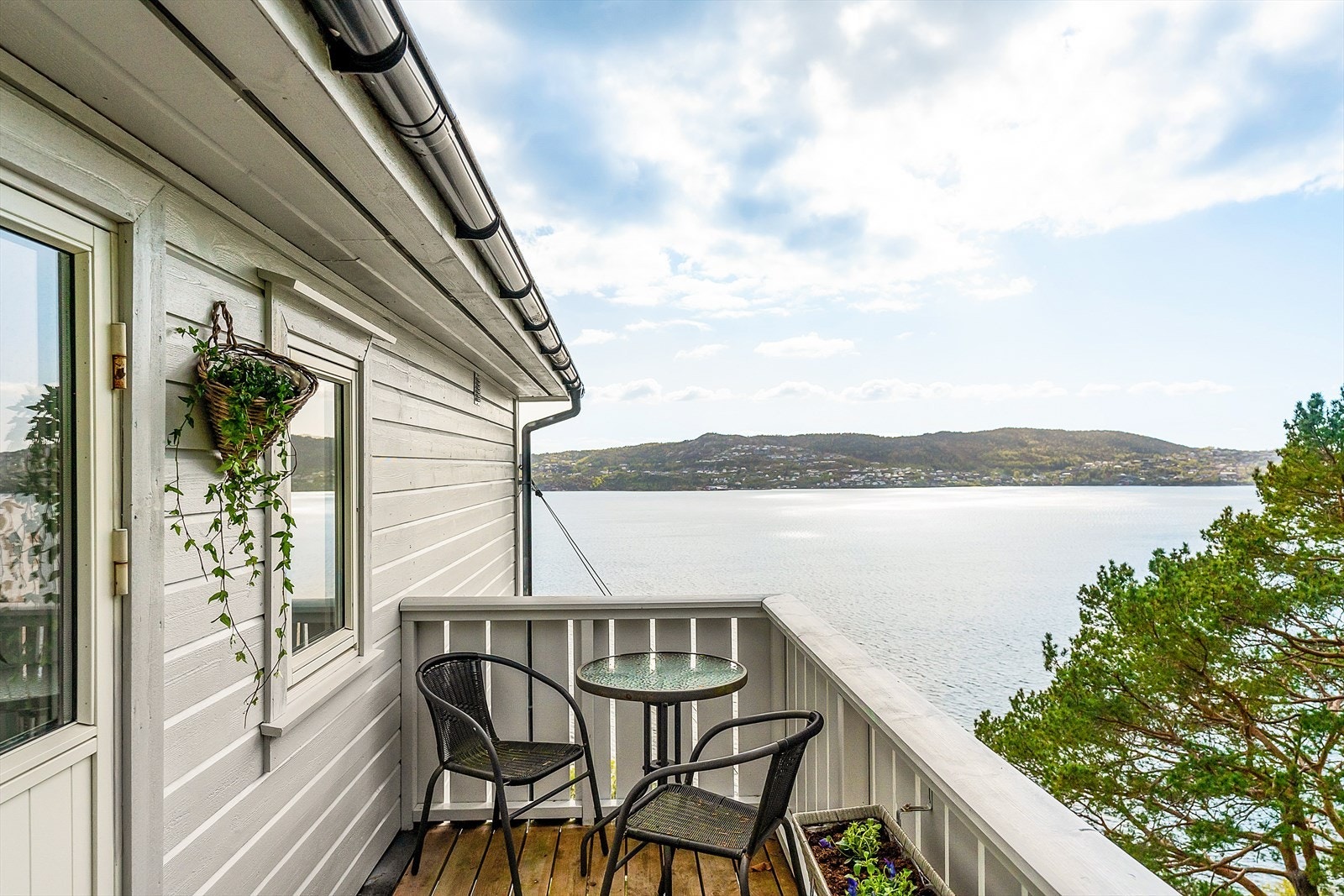 Man får den samme herlige utsikten fra alle boligens uteområder. Galleribilde