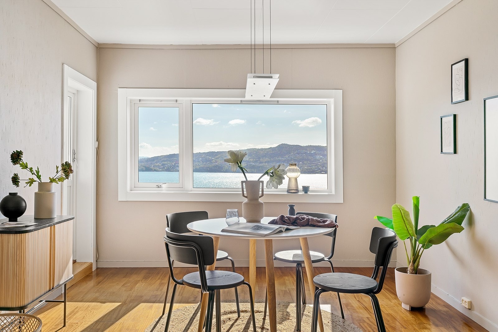 Spisestuen er romslig av størrelse som måler hele 16,9m². Galleribilde