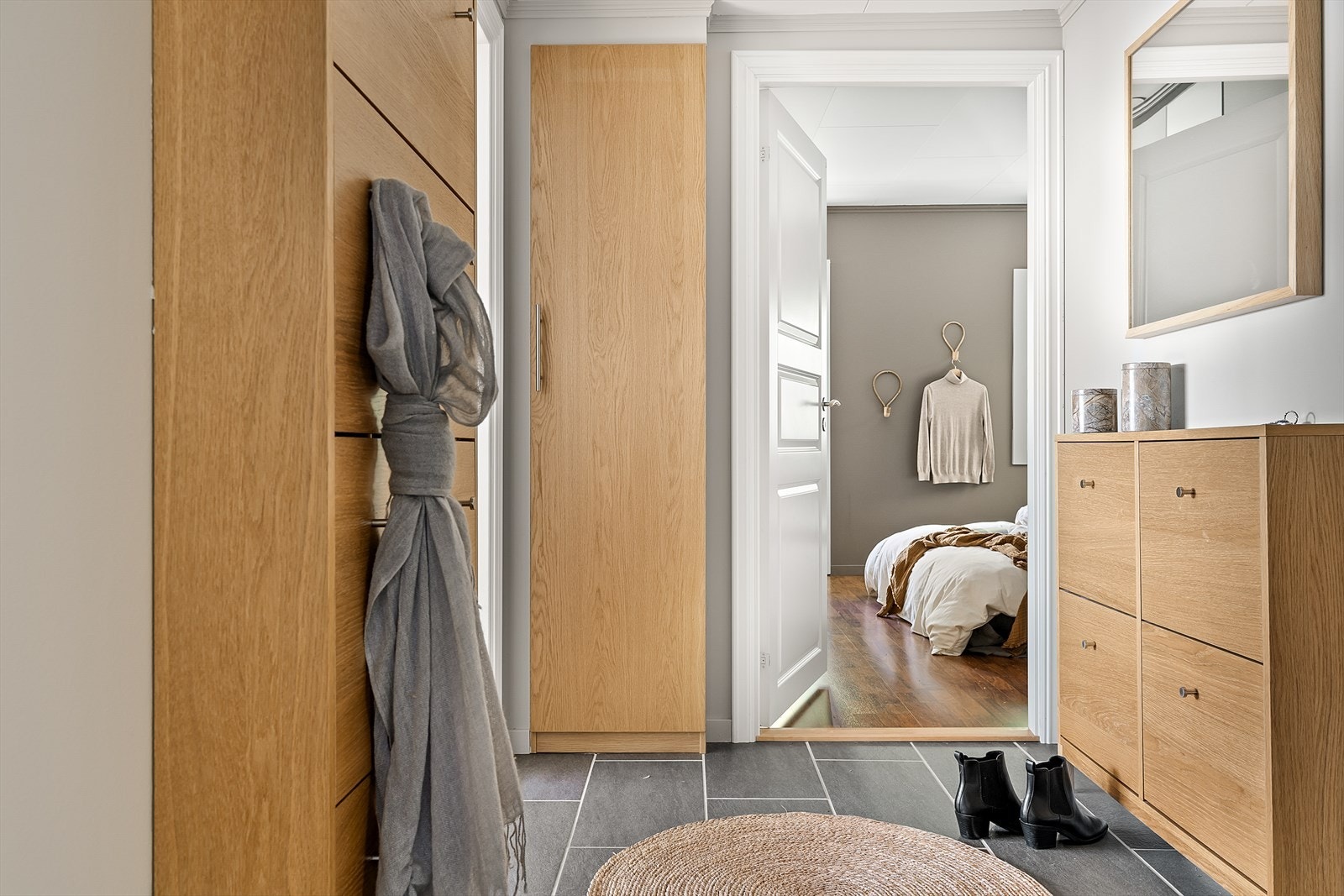 Lys og innbydende gang med fliser på gulv. Galleribilde