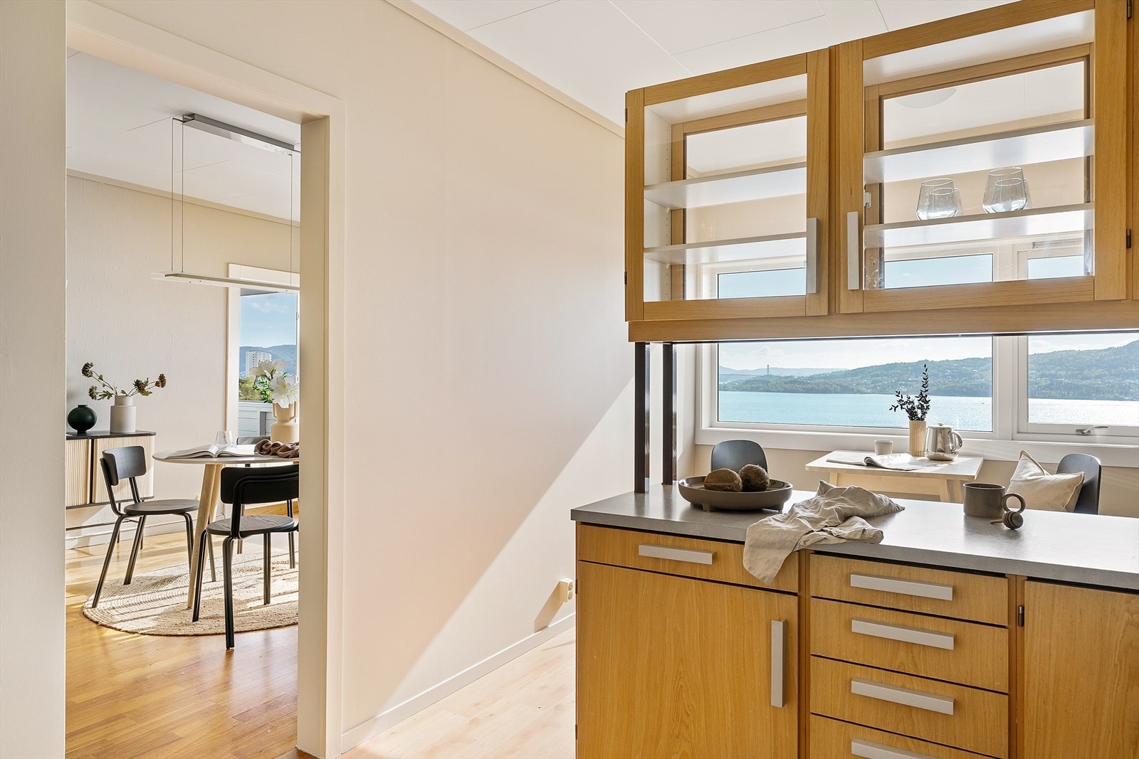 Benkeplaten er av laminat og det er laget en praktisk delvis kjøkkenøy med overskap som gir ekstra oppbevaringsmuligheter. Galleribilde