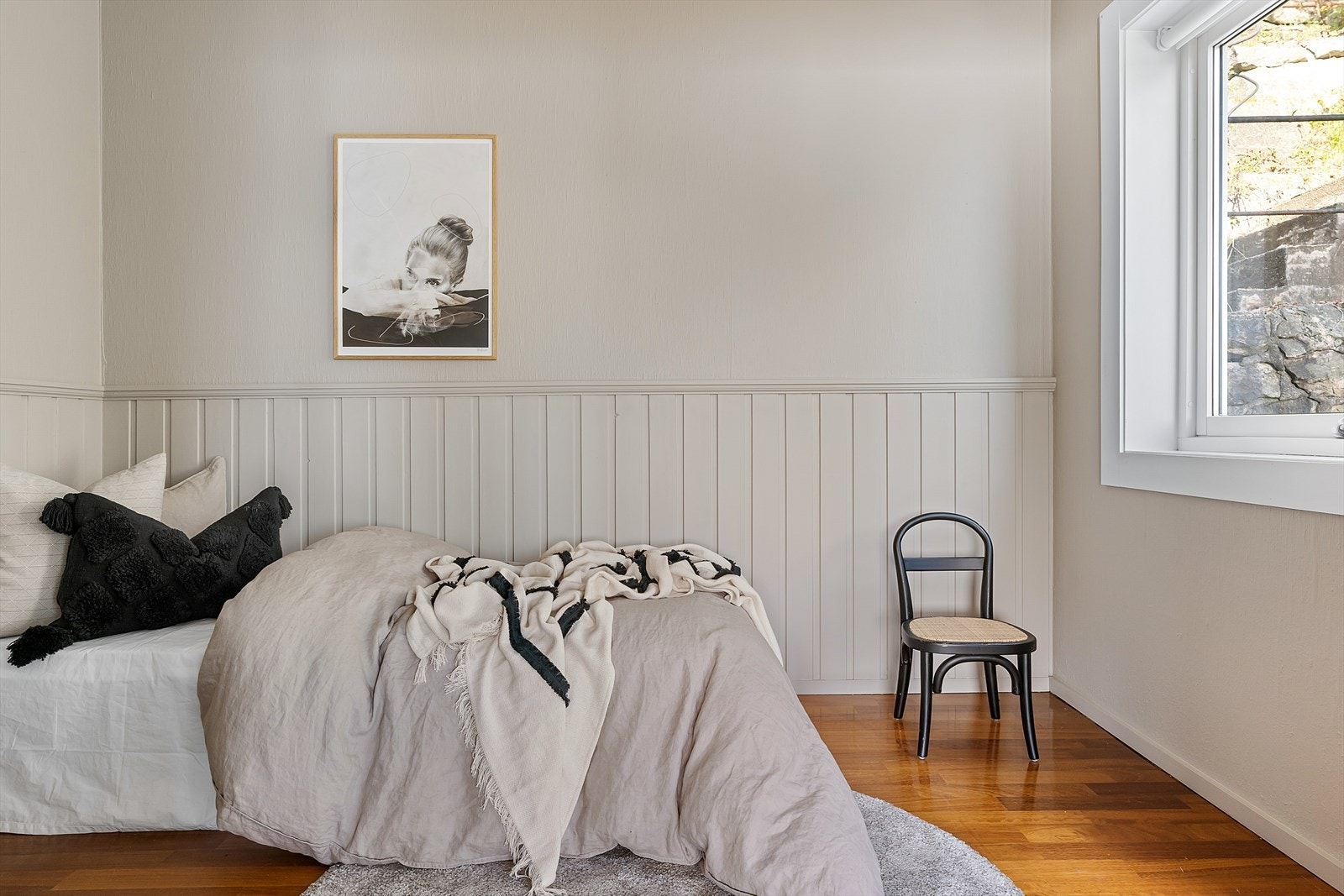 Soverommene i 1.etasje rommer 12m² og 7,9m². Galleribilde