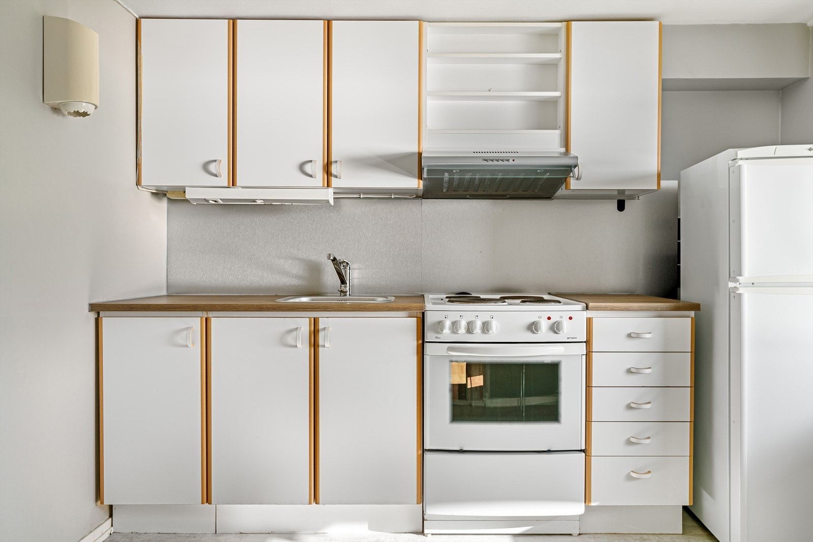 I underetasjen er det kjøkkeninnredning med slette fronter og laminat benkeplate. Galleribilde