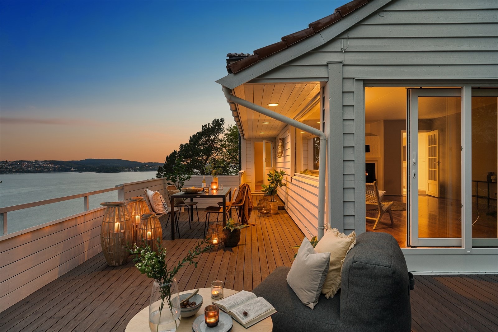 Boligen har en utsøkt beliggenhet på et høydedrag, uten innsyn fra rundtliggende bebyggelse. Galleribilde