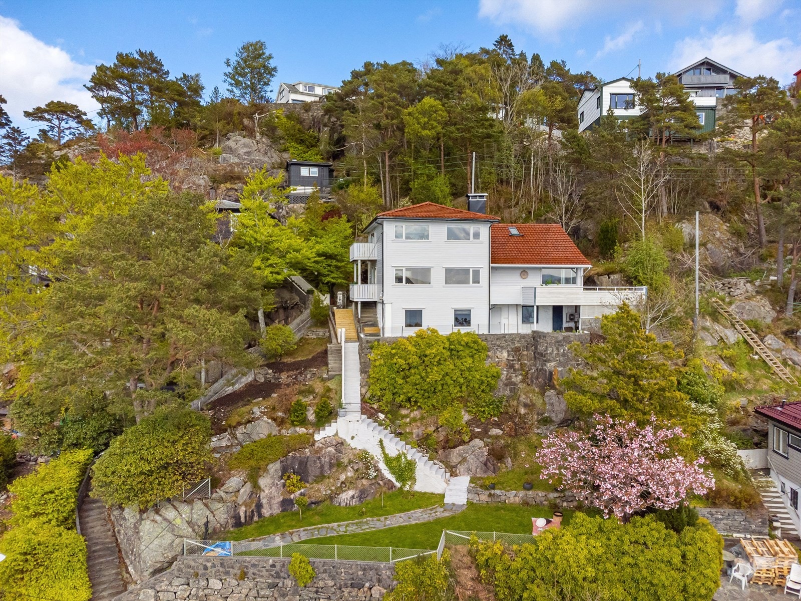 Boligen ligger flott på et høydedrag uten innsyn. Galleribilde