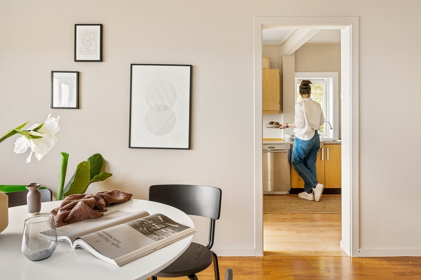 Fra spisestuen er det tilkomst til kjøkkenet. Galleribilde