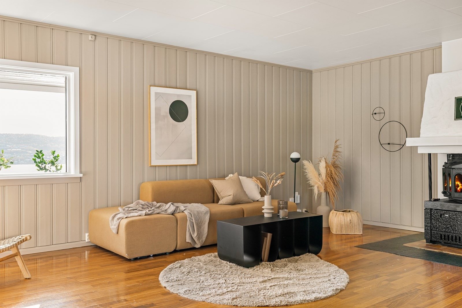 I denne etasjen er det både varmepumpe og peis. Galleribilde