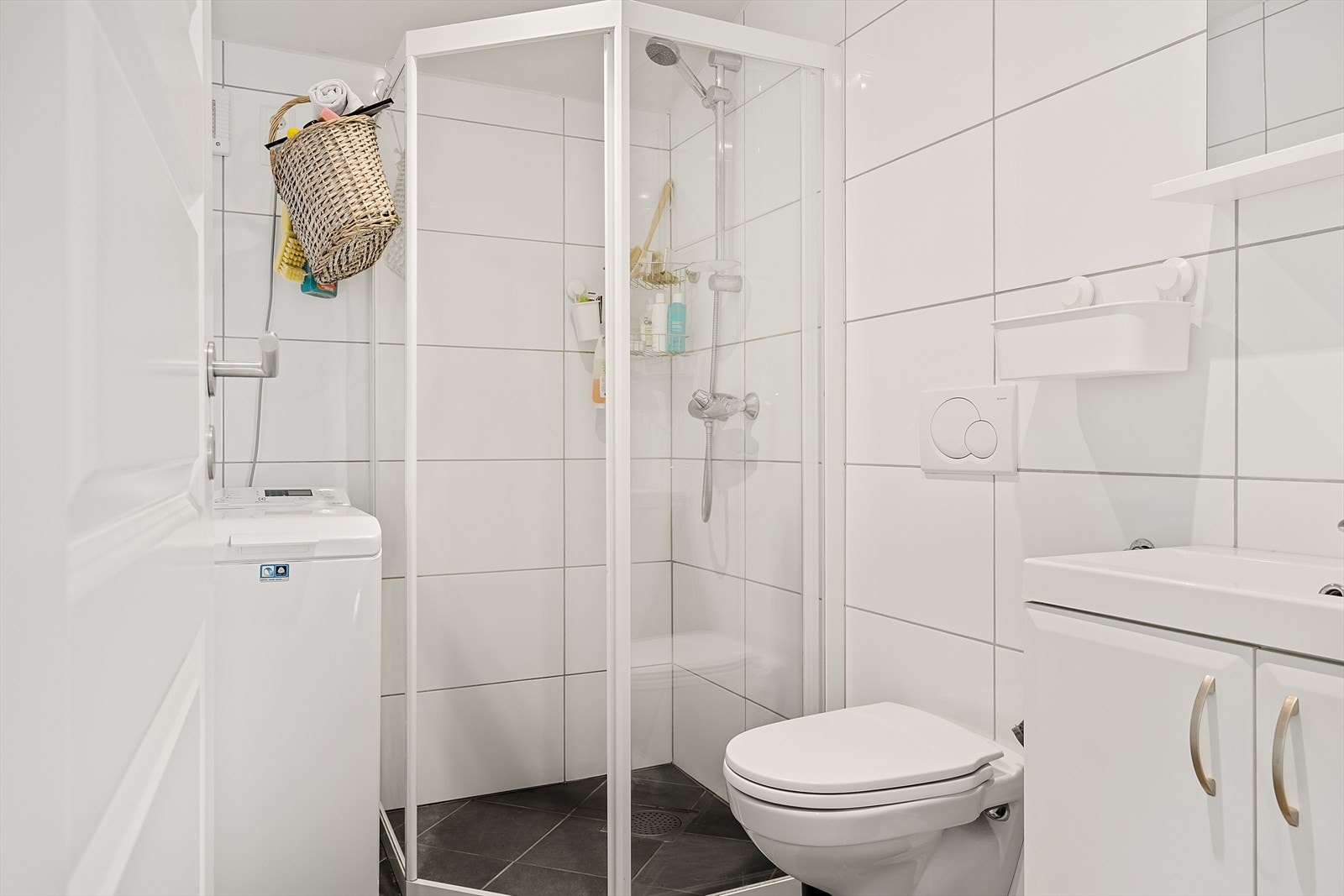 Helfliset bad fra 2007/2008 med rør-i-rør og varmekabler i gulv. Galleribilde