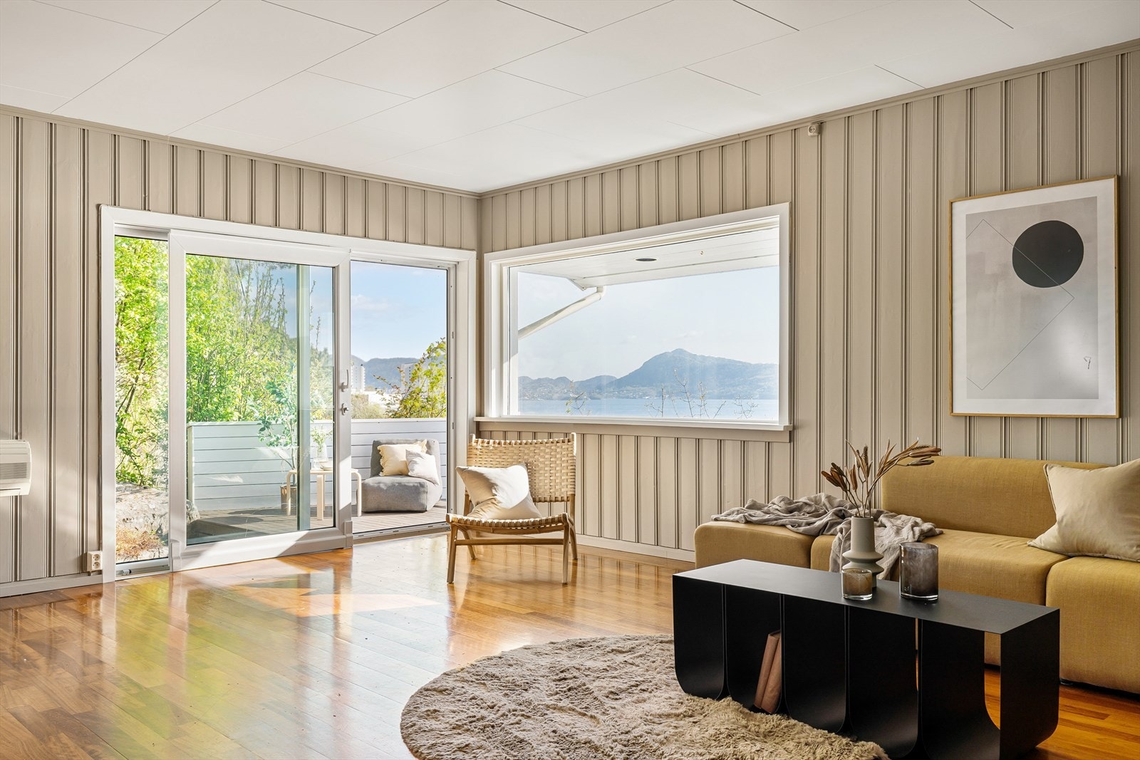 De store vindusflatene gir boligen godt med naturlig belysning. Galleribilde