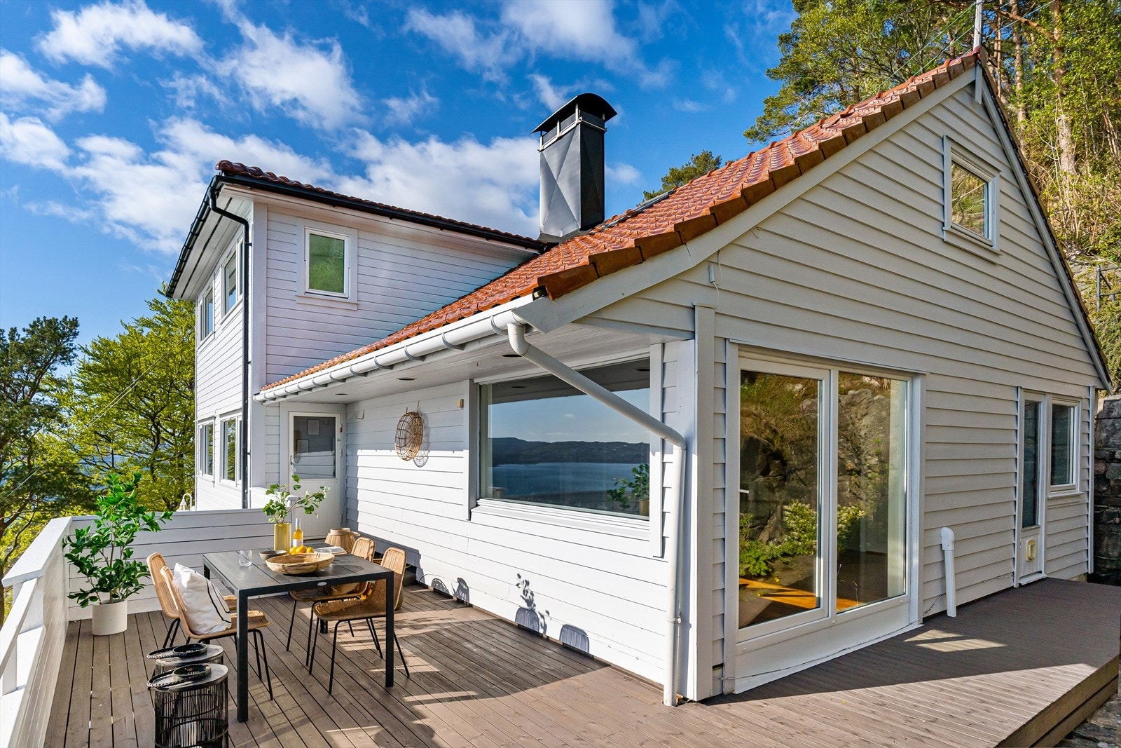 Den herlige terrassen er på hele 32,7m² med tilkomst fra både Tv-stue og spisestue. Galleribilde