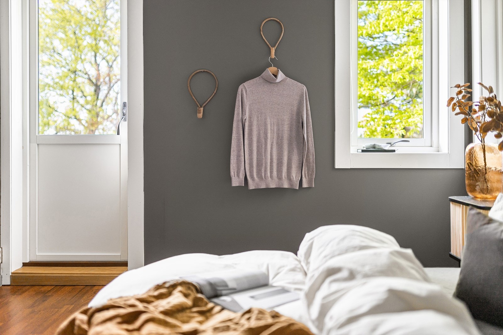 Fra soverommet er det utgang til balkong. Galleribilde