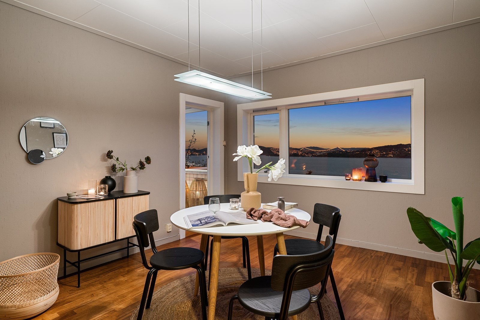 Utsikten kan selvsagt nytes fra samtlige rom i boligen. Galleribilde