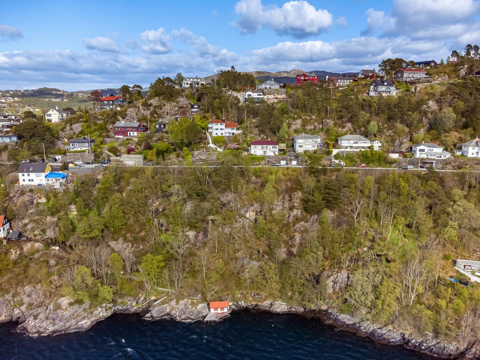 Fra boligen tar det ca. 12 minutter med bil til Bergen Sentrum. Velkommen til visning! Galleribilde