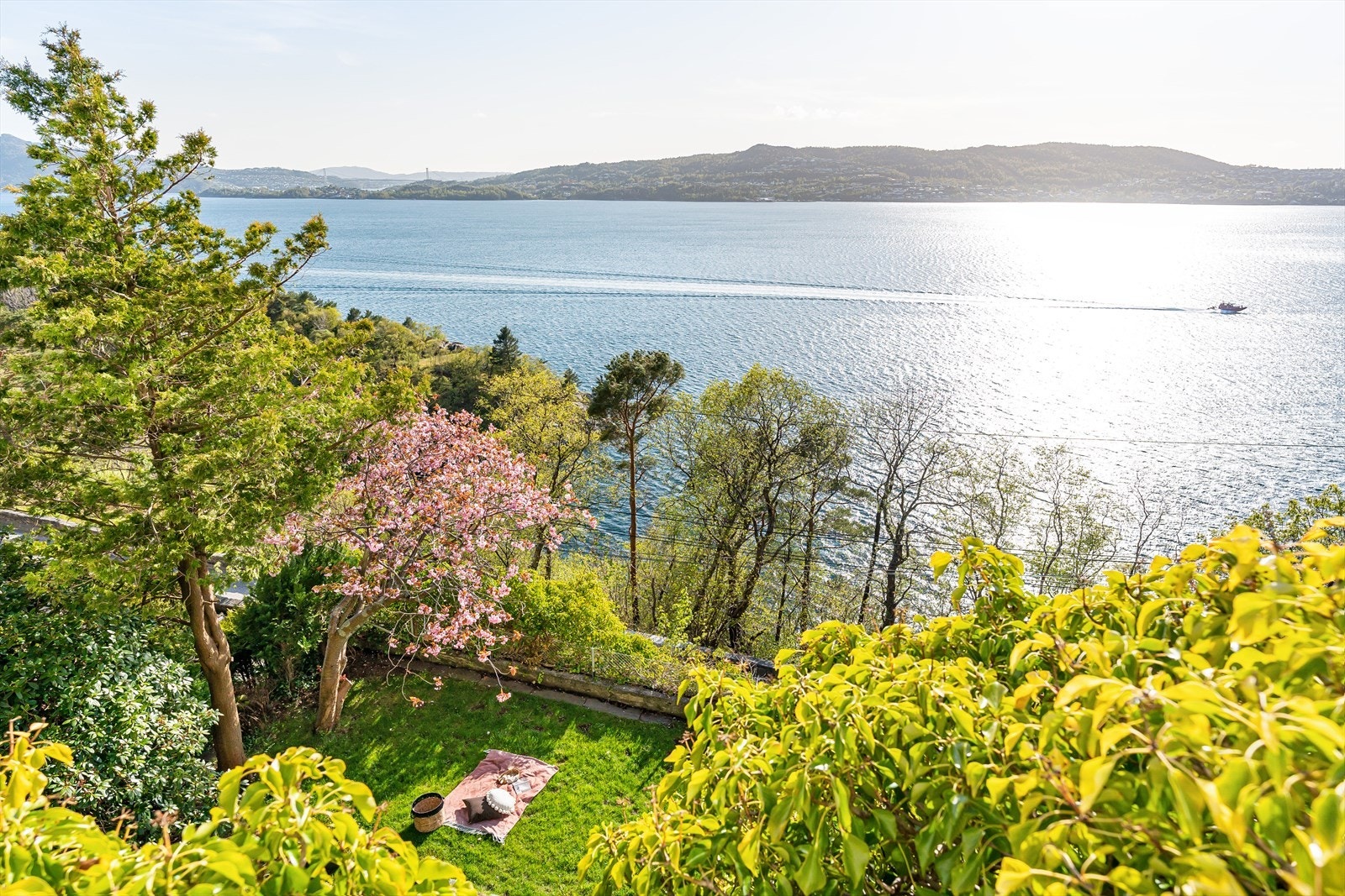 Nærområdet byr på flotte turområder og badeplasser. Galleribilde