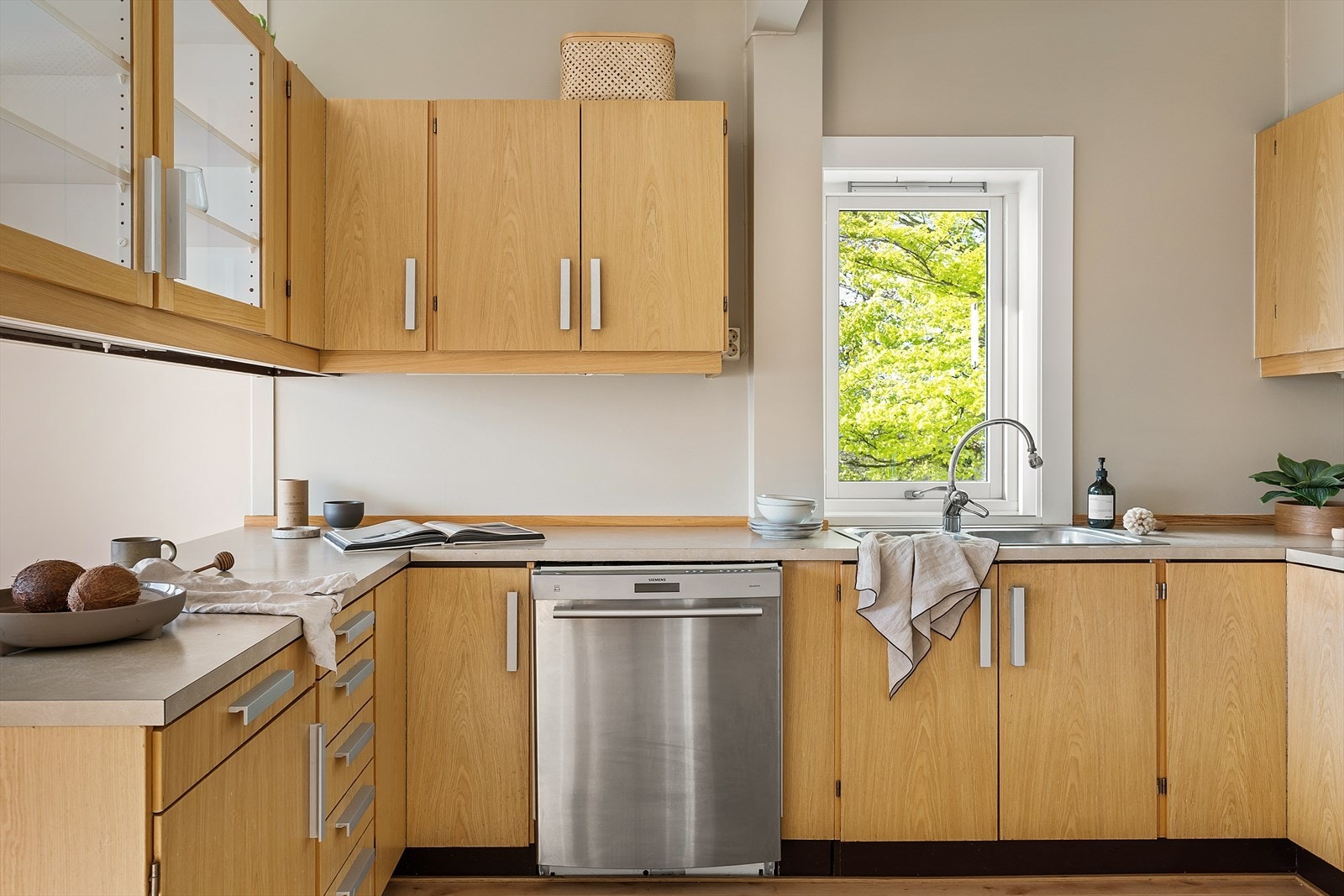 Svært godt med skap- og benkeplass som gir gode oppbevaringsmuligheter. Galleribilde