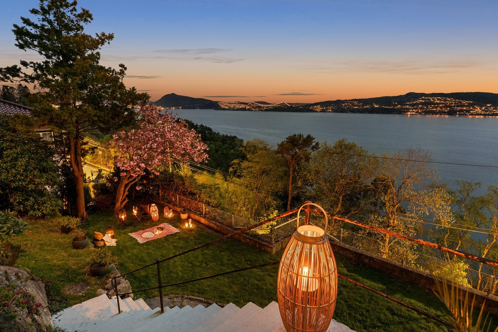 Eiendommen har flere flotte uteområder som kan nytes året rundt. Galleribilde