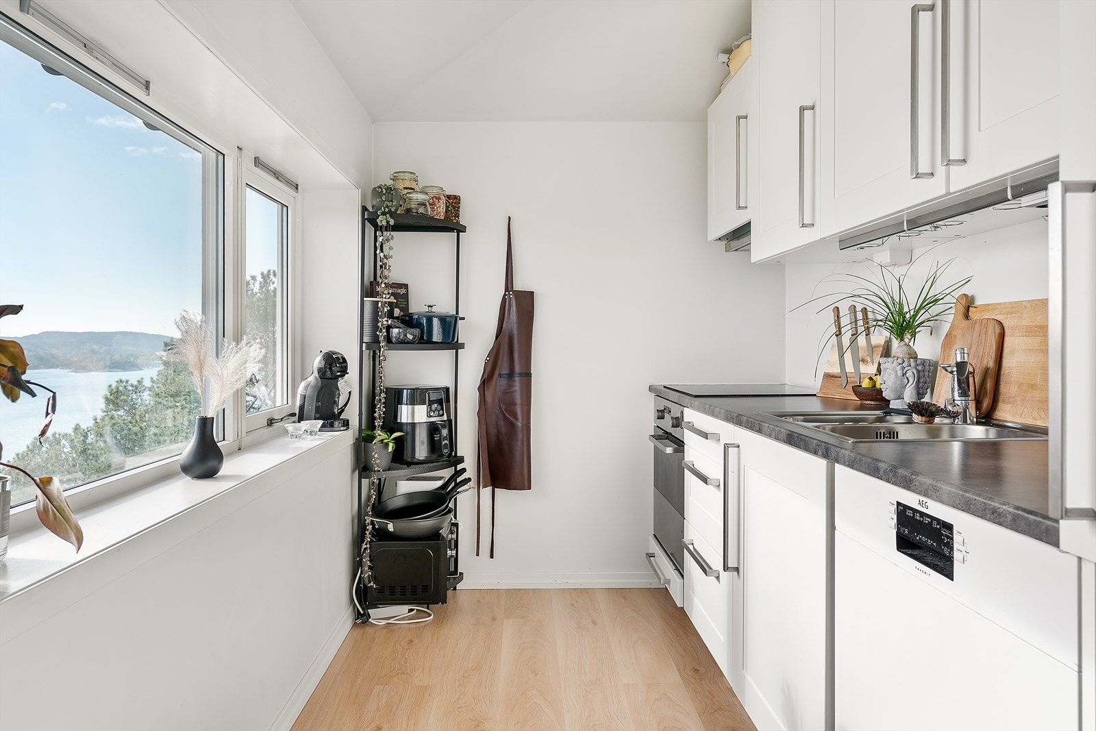 Nytt kjøkken fra 2007/2008 med slette fronter og laminat benkeplate. Galleribilde