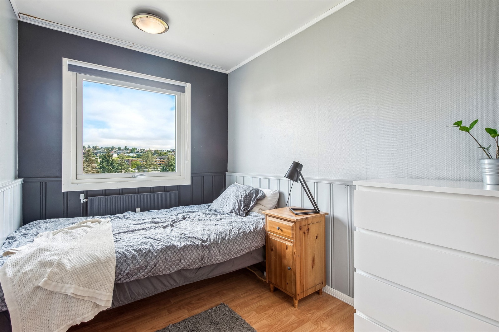 Soverom 2 har god plass til enkeltseng og soveromsmøbler. Galleribilde
