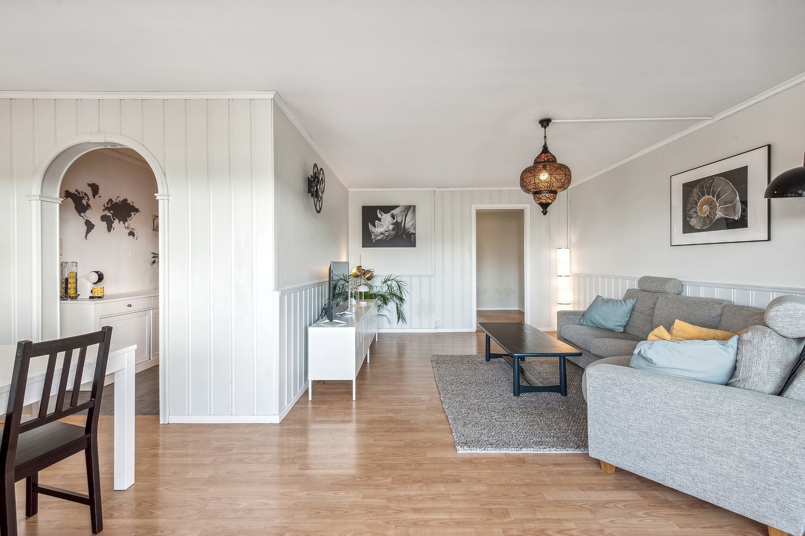 For adomst til kjøkkenet, beveger du deg igjennom den flotte buedøren. Galleribilde