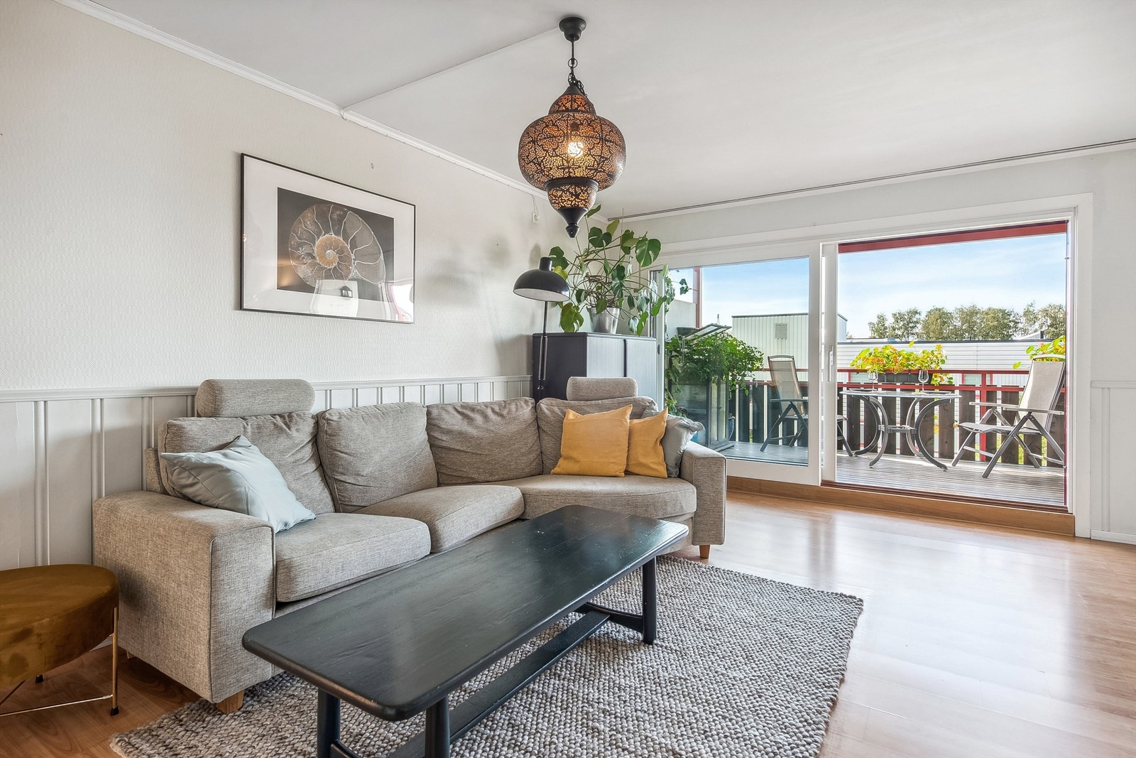 Stuen er også romslig. Her er det flere møbleringsmuligheter. Den store vindusflaten på skyvedøren ut til verandaen gir deg også godt med dagslys inn. Galleribilde
