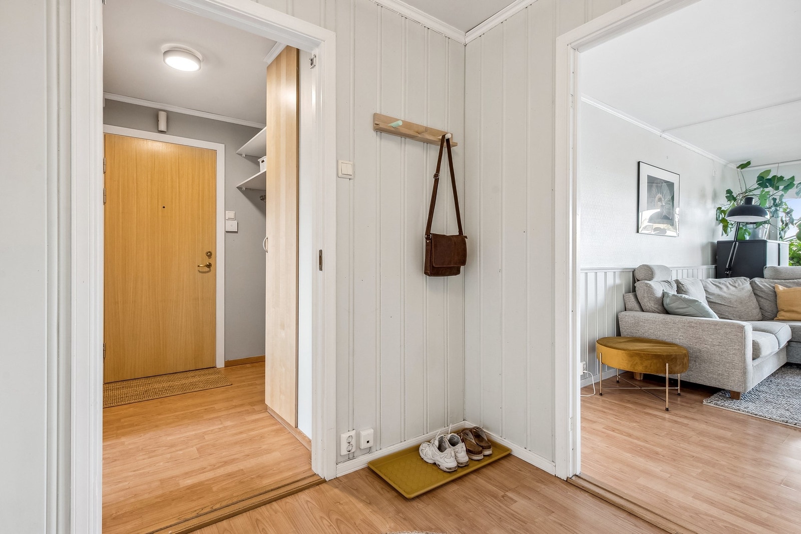 Gangen er romslig og fin og gir deg godt med plass for å henge fra deg yttertøy. Galleribilde