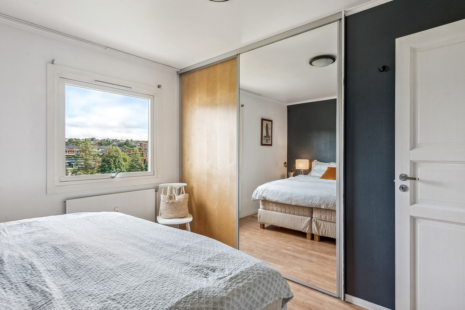 Leiligheten har 3 gode soverom. Dette er hovedsoverommet og har en god skyvedørsgarderobe. Utsikten er det heller ikke noe å si noe på. Den gir deg utsikt mot Furuberget og Hedmarkstoppen. Galleribilde