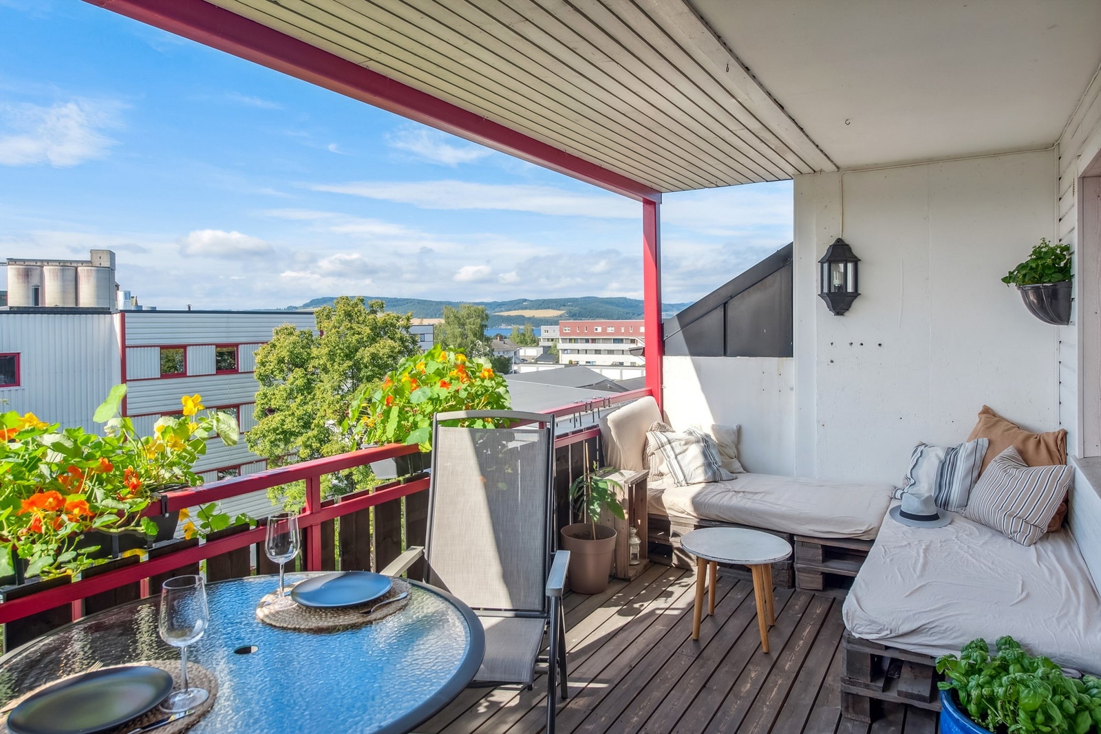 Utsikt mot Mjøsa fra terassen. På sidene er det ingen naboer som kan se inn på terassen. Så her kan du nye roen og freden fra terassen. Galleribilde