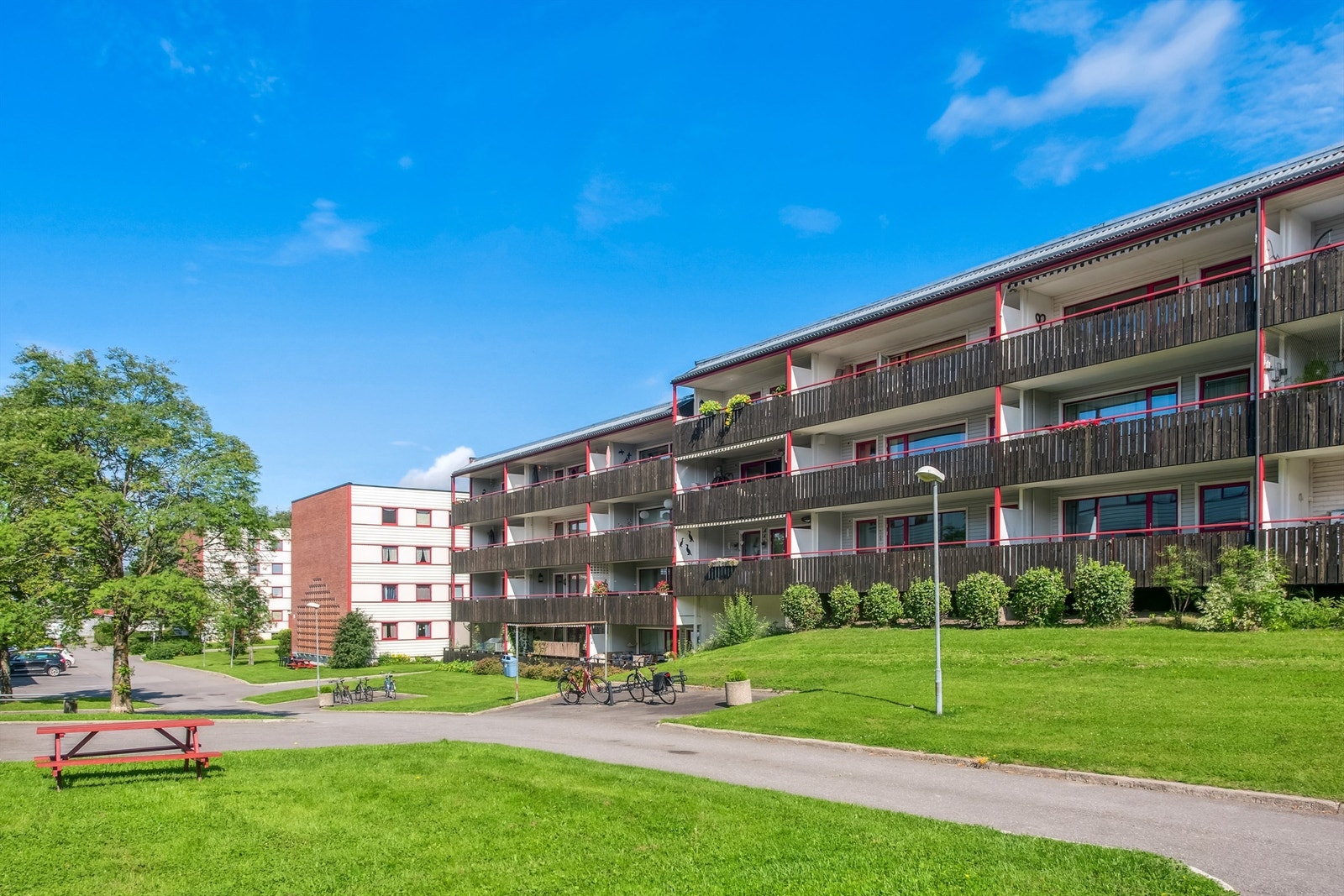 I Midtenga borettslag er det store fine grøntarealer. Galleribilde