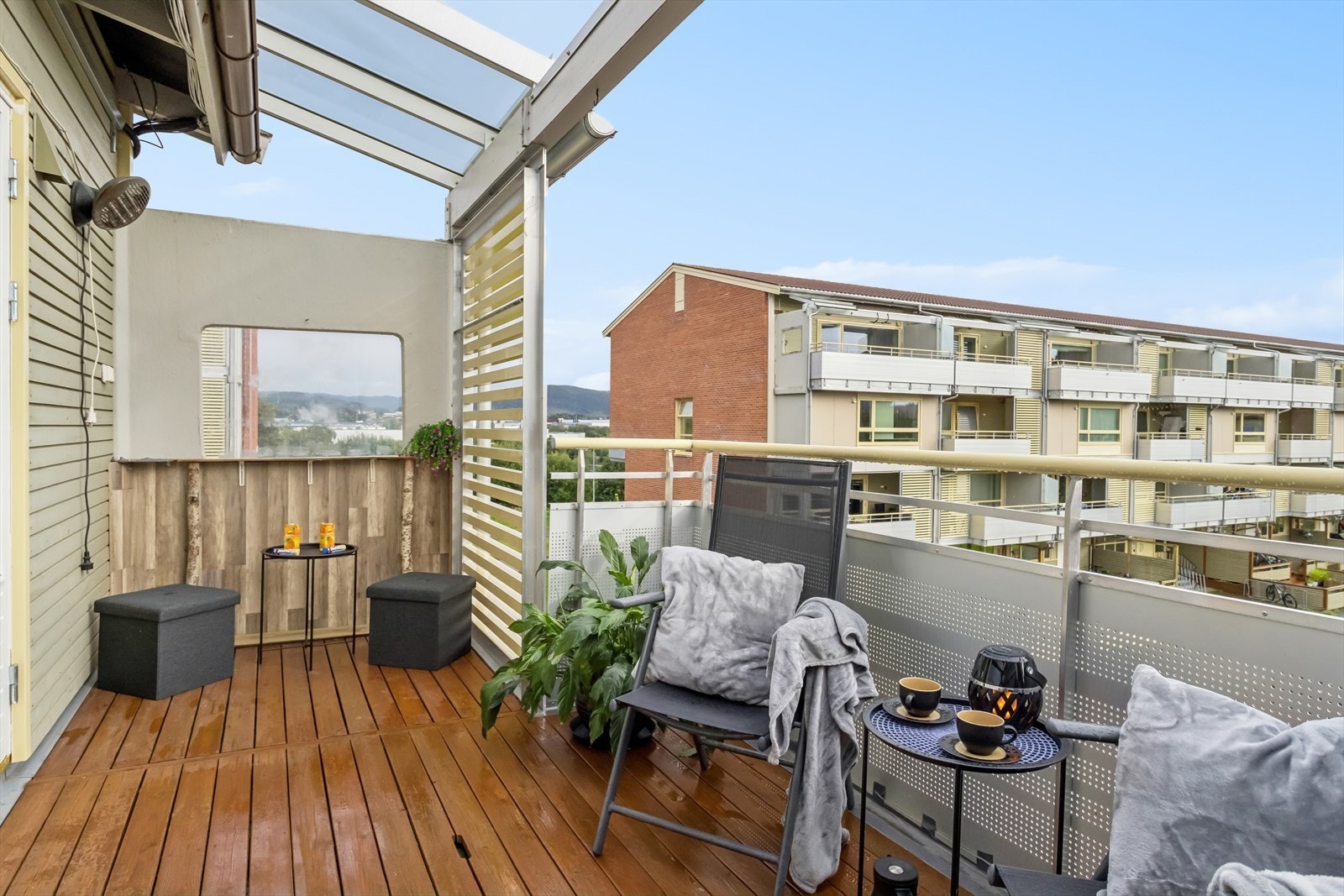 Fra stuen er det utgang til en delvis overbygd, solrik og koselig balkong på ca 11 m². Galleribilde